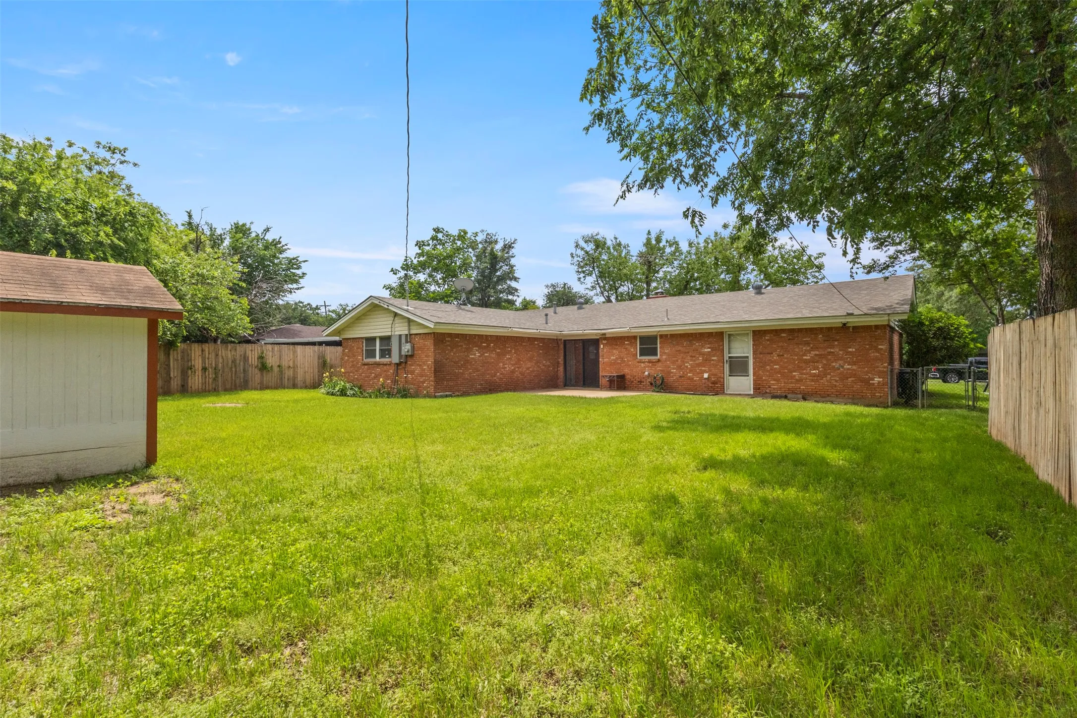 Single Family Residence For Sale in Tarrant County , 1021 Blue Lake, Fort Worth, Texas 76103, 3 Bedrooms, 2 Bathrooms, Garage spaces, 1,610 Sqft, built in 1963, Price $305,000, mls#21255306, Real Estate Agent in Fort Worth, Homes For Sale in Tarrant county, Homes For Sale in Fort Worth, Realtor in Fort Worth Texas, Real Estate Brokerage Independent Realty Texas, Luminita Cordes Realtor