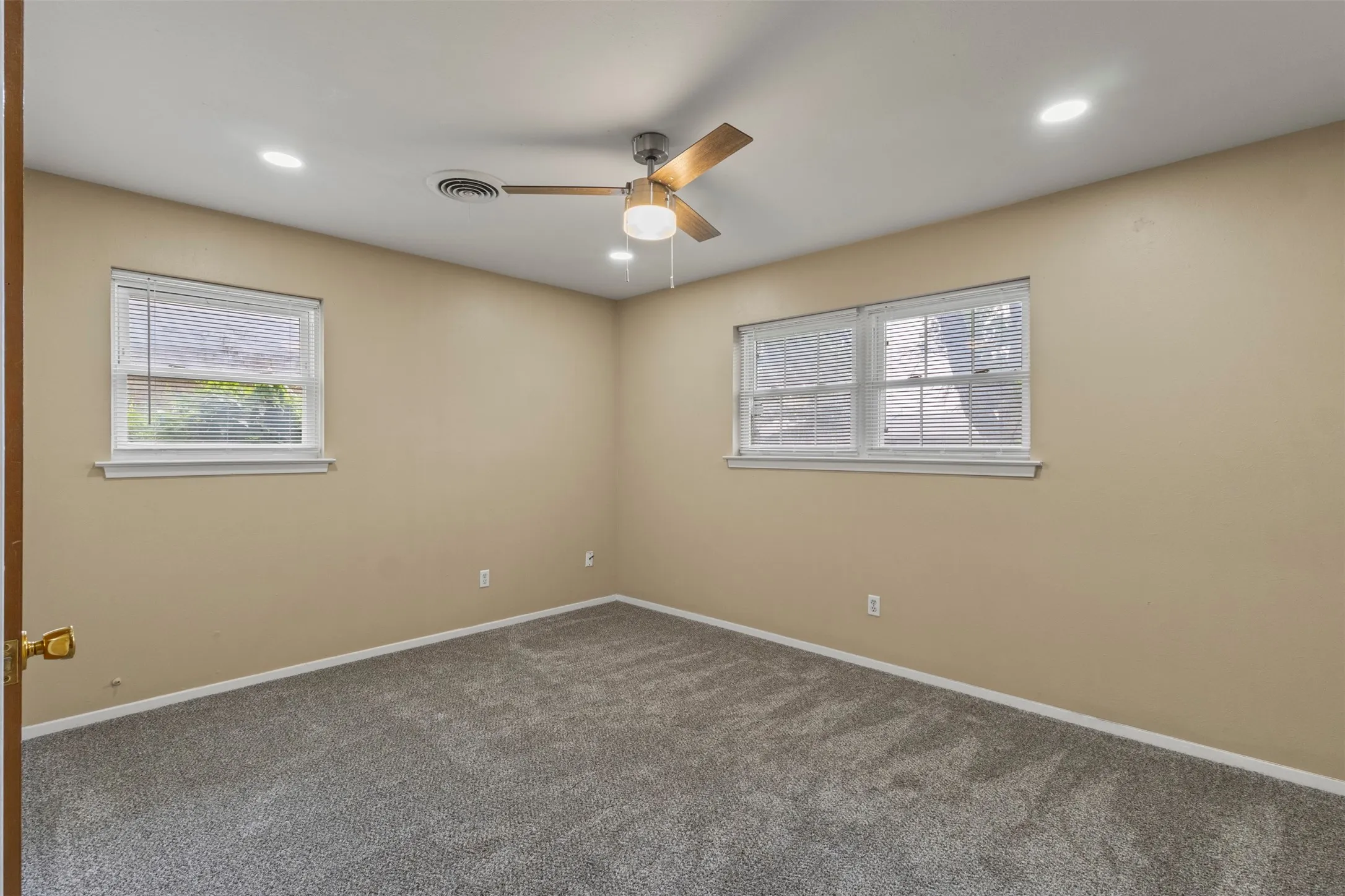 Single Family Residence For Sale in Tarrant County , 1021 Blue Lake, Fort Worth, Texas 76103, 3 Bedrooms, 2 Bathrooms, Garage spaces, 1,610 Sqft, built in 1963, Price $305,000, mls#21255306, Real Estate Agent in Fort Worth, Homes For Sale in Tarrant county, Homes For Sale in Fort Worth, Realtor in Fort Worth Texas, Real Estate Brokerage Independent Realty Texas, Luminita Cordes Realtor