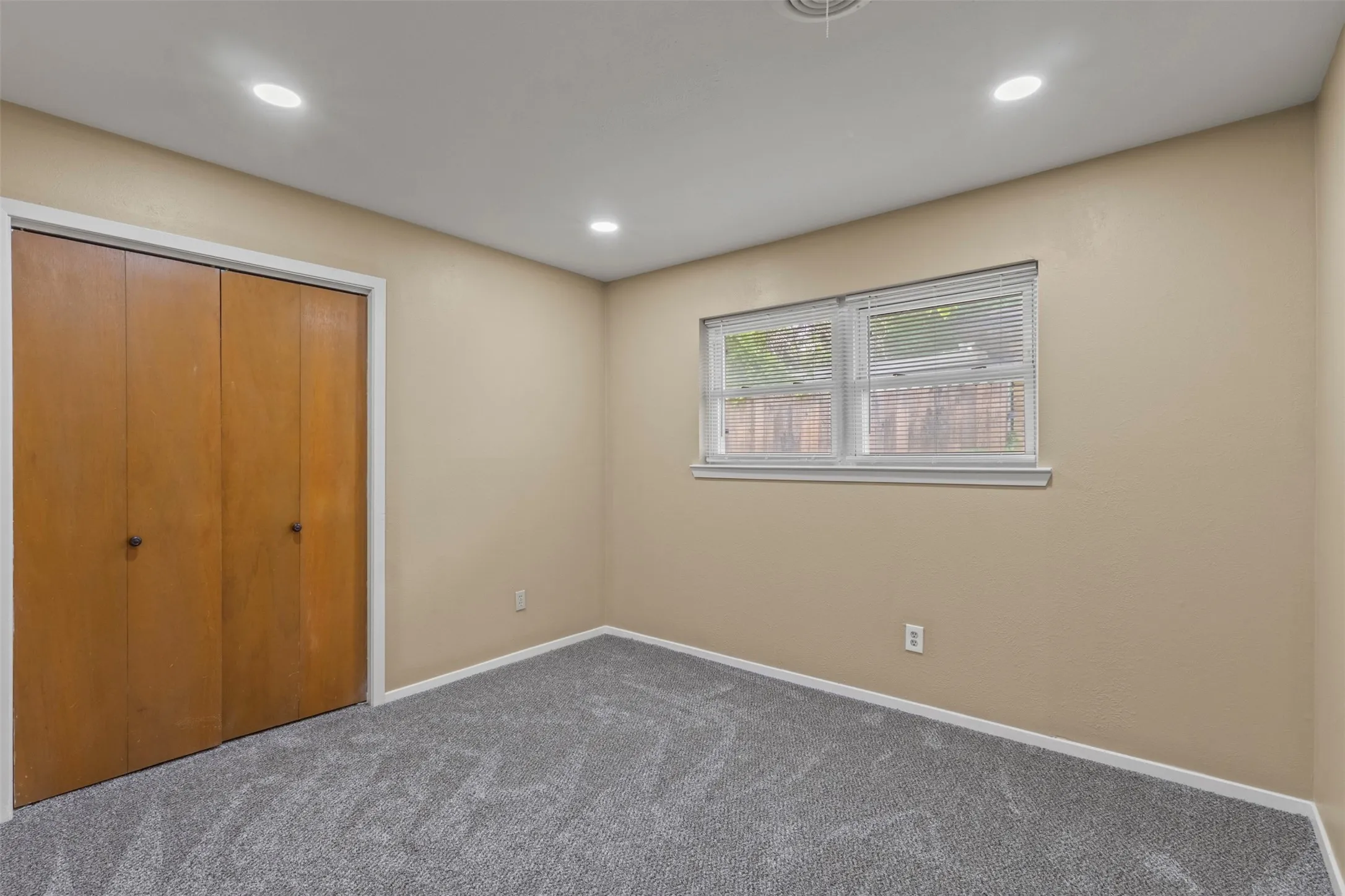 Single Family Residence For Sale in Tarrant County , 1021 Blue Lake, Fort Worth, Texas 76103, 3 Bedrooms, 2 Bathrooms, Garage spaces, 1,610 Sqft, built in 1963, Price $305,000, mls#21255306, Real Estate Agent in Fort Worth, Homes For Sale in Tarrant county, Homes For Sale in Fort Worth, Realtor in Fort Worth Texas, Real Estate Brokerage Independent Realty Texas, Luminita Cordes Realtor