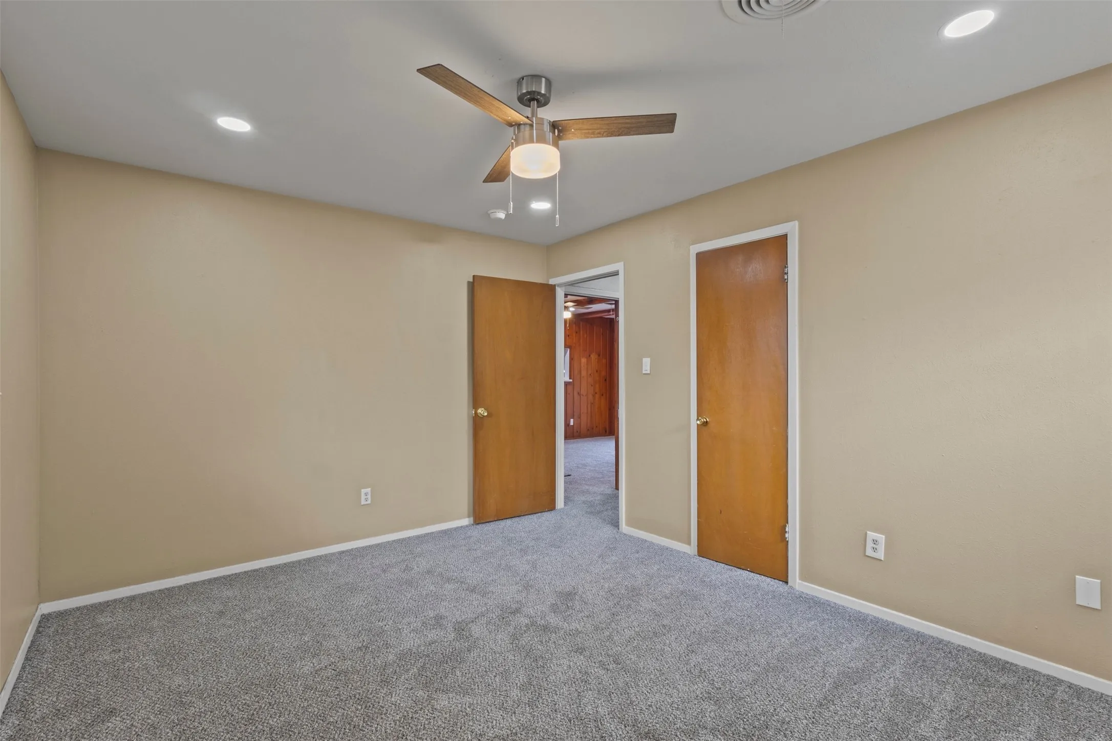 Single Family Residence For Sale in Tarrant County , 1021 Blue Lake, Fort Worth, Texas 76103, 3 Bedrooms, 2 Bathrooms, Garage spaces, 1,610 Sqft, built in 1963, Price $305,000, mls#21255306, Real Estate Agent in Fort Worth, Homes For Sale in Tarrant county, Homes For Sale in Fort Worth, Realtor in Fort Worth Texas, Real Estate Brokerage Independent Realty Texas, Luminita Cordes Realtor