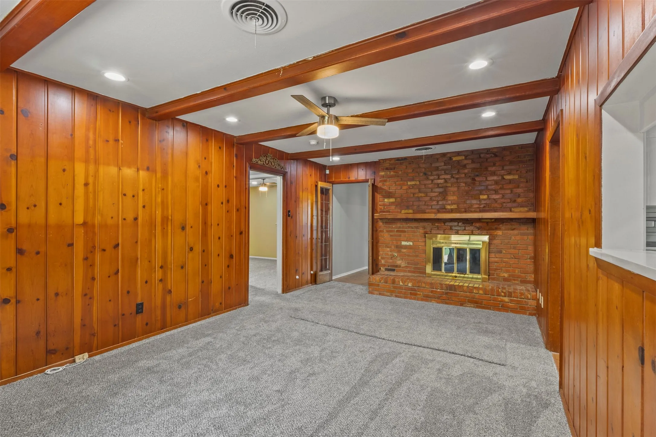 Single Family Residence For Sale in Tarrant County , 1021 Blue Lake, Fort Worth, Texas 76103, 3 Bedrooms, 2 Bathrooms, Garage spaces, 1,610 Sqft, built in 1963, Price $305,000, mls#21255306, Real Estate Agent in Fort Worth, Homes For Sale in Tarrant county, Homes For Sale in Fort Worth, Realtor in Fort Worth Texas, Real Estate Brokerage Independent Realty Texas, Luminita Cordes Realtor