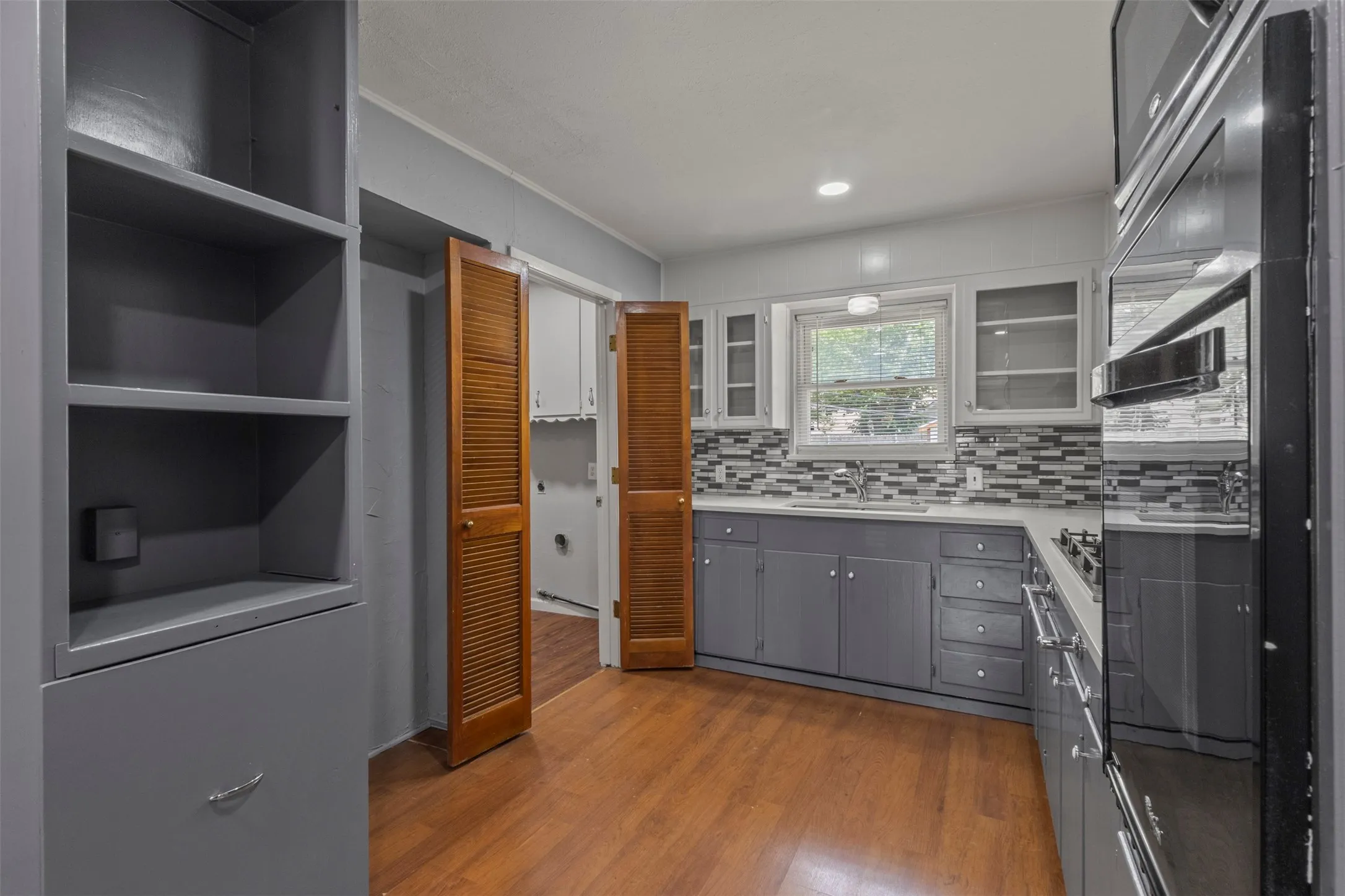 Single Family Residence For Sale in Tarrant County , 1021 Blue Lake, Fort Worth, Texas 76103, 3 Bedrooms, 2 Bathrooms, Garage spaces, 1,610 Sqft, built in 1963, Price $305,000, mls#21255306, Real Estate Agent in Fort Worth, Homes For Sale in Tarrant county, Homes For Sale in Fort Worth, Realtor in Fort Worth Texas, Real Estate Brokerage Independent Realty Texas, Luminita Cordes Realtor