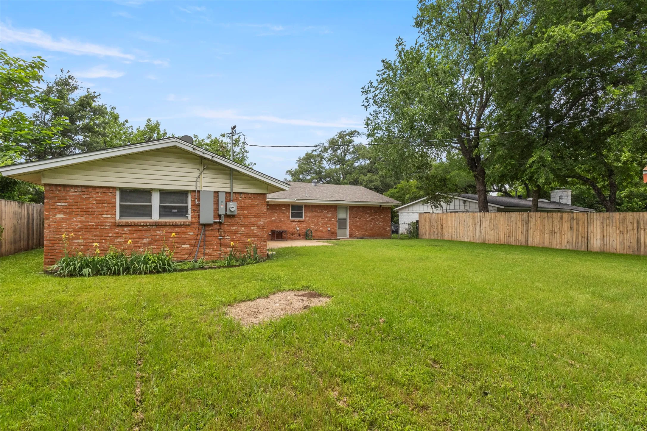 Single Family Residence For Sale in Tarrant County , 1021 Blue Lake, Fort Worth, Texas 76103, 3 Bedrooms, 2 Bathrooms, Garage spaces, 1,610 Sqft, built in 1963, Price $305,000, mls#21255306, Real Estate Agent in Fort Worth, Homes For Sale in Tarrant county, Homes For Sale in Fort Worth, Realtor in Fort Worth Texas, Real Estate Brokerage Independent Realty Texas, Luminita Cordes Realtor