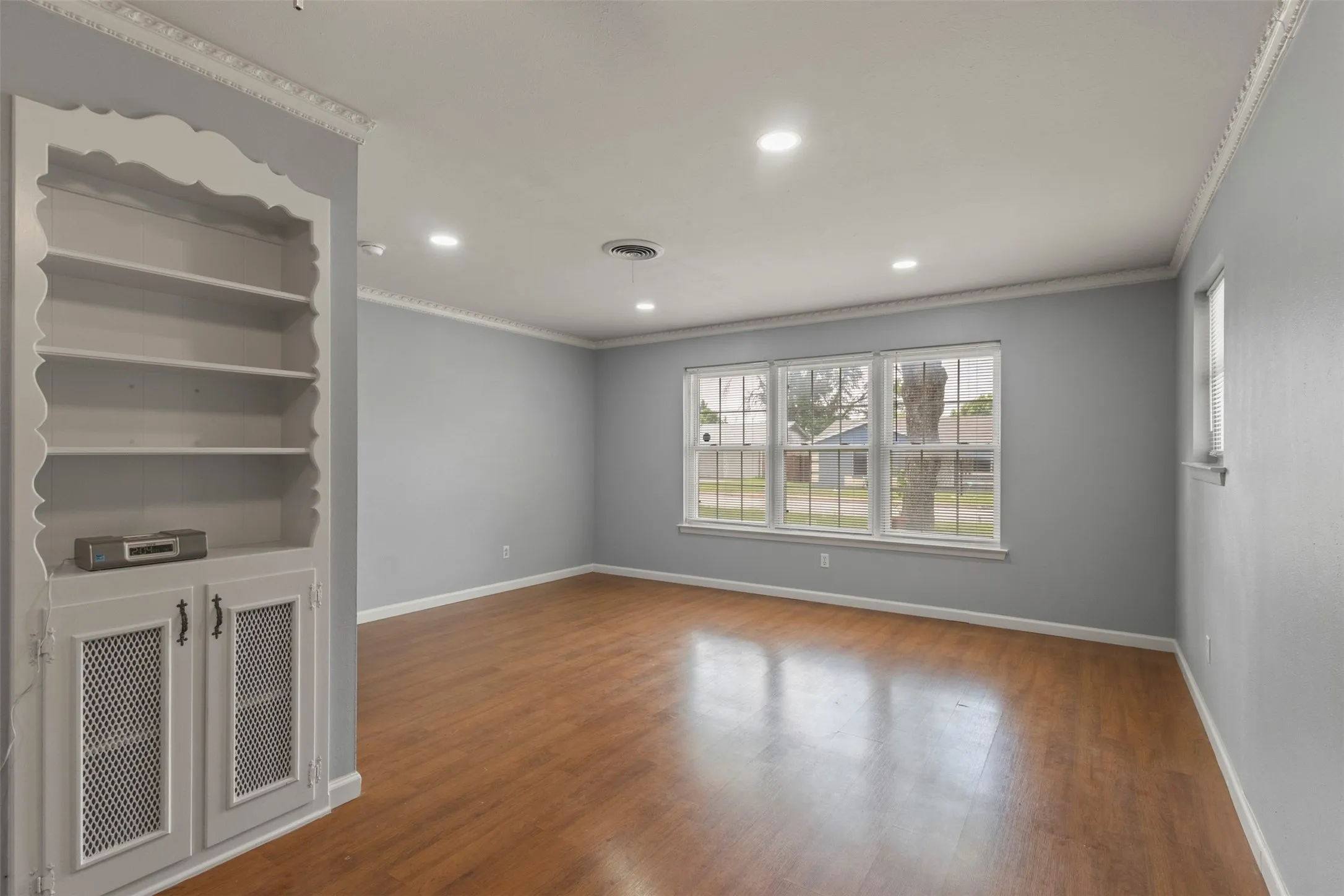 Single Family Residence For Sale in Tarrant County , 1021 Blue Lake, Fort Worth, Texas 76103, 3 Bedrooms, 2 Bathrooms, Garage spaces, 1,610 Sqft, built in 1963, Price $305,000, mls#21255306, Real Estate Agent in Fort Worth, Homes For Sale in Tarrant county, Homes For Sale in Fort Worth, Realtor in Fort Worth Texas, Real Estate Brokerage Independent Realty Texas, Luminita Cordes Realtor