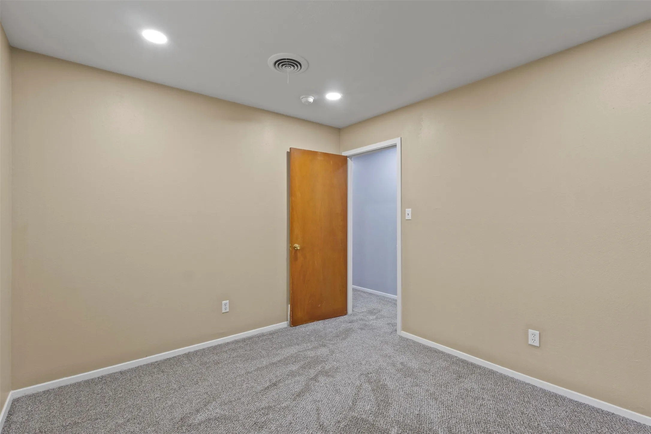 Single Family Residence For Sale in Tarrant County , 1021 Blue Lake, Fort Worth, Texas 76103, 3 Bedrooms, 2 Bathrooms, Garage spaces, 1,610 Sqft, built in 1963, Price $305,000, mls#21255306, Real Estate Agent in Fort Worth, Homes For Sale in Tarrant county, Homes For Sale in Fort Worth, Realtor in Fort Worth Texas, Real Estate Brokerage Independent Realty Texas, Luminita Cordes Realtor