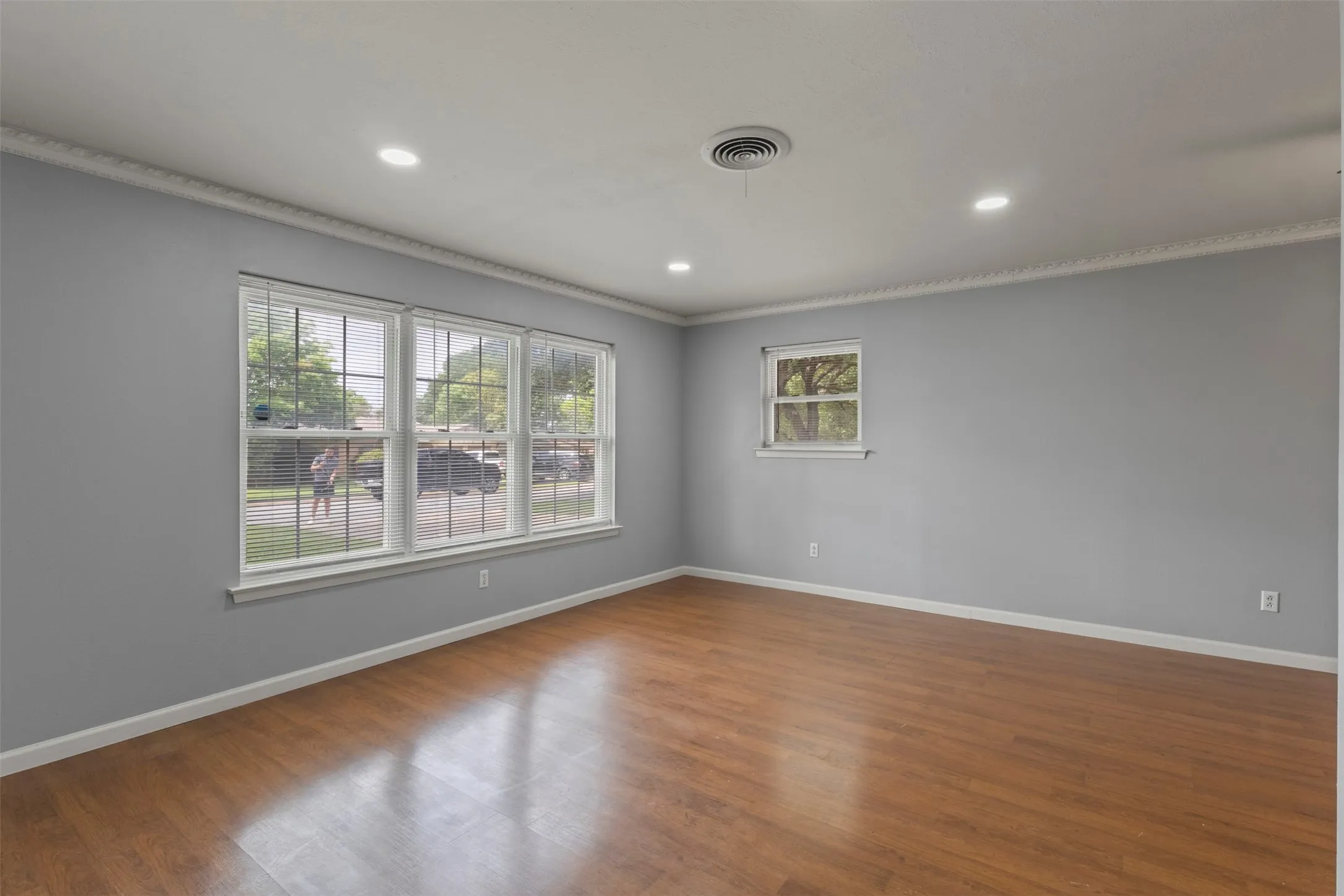 Single Family Residence For Sale in Tarrant County , 1021 Blue Lake, Fort Worth, Texas 76103, 3 Bedrooms, 2 Bathrooms, Garage spaces, 1,610 Sqft, built in 1963, Price $305,000, mls#21255306, Real Estate Agent in Fort Worth, Homes For Sale in Tarrant county, Homes For Sale in Fort Worth, Realtor in Fort Worth Texas, Real Estate Brokerage Independent Realty Texas, Luminita Cordes Realtor