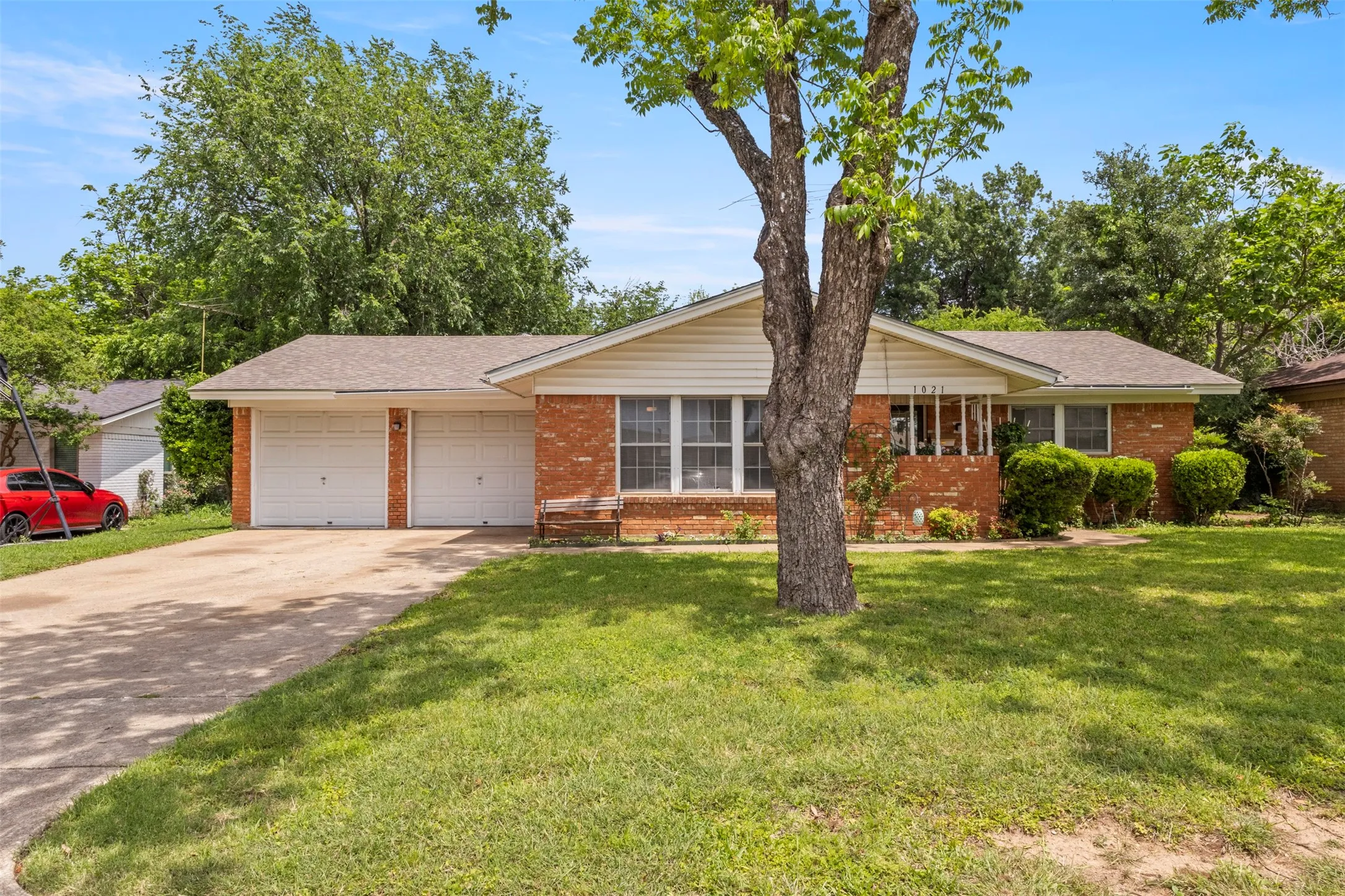 Single Family Residence For Sale in Tarrant County , 1021 Blue Lake, Fort Worth, Texas 76103, 3 Bedrooms, 2 Bathrooms, Garage spaces, 1,610 Sqft, built in 1963, Price $305,000, mls#21255306, Real Estate Agent in Fort Worth, Homes For Sale in Tarrant county, Homes For Sale in Fort Worth, Realtor in Fort Worth Texas, Real Estate Brokerage Independent Realty Texas, Luminita Cordes Realtor