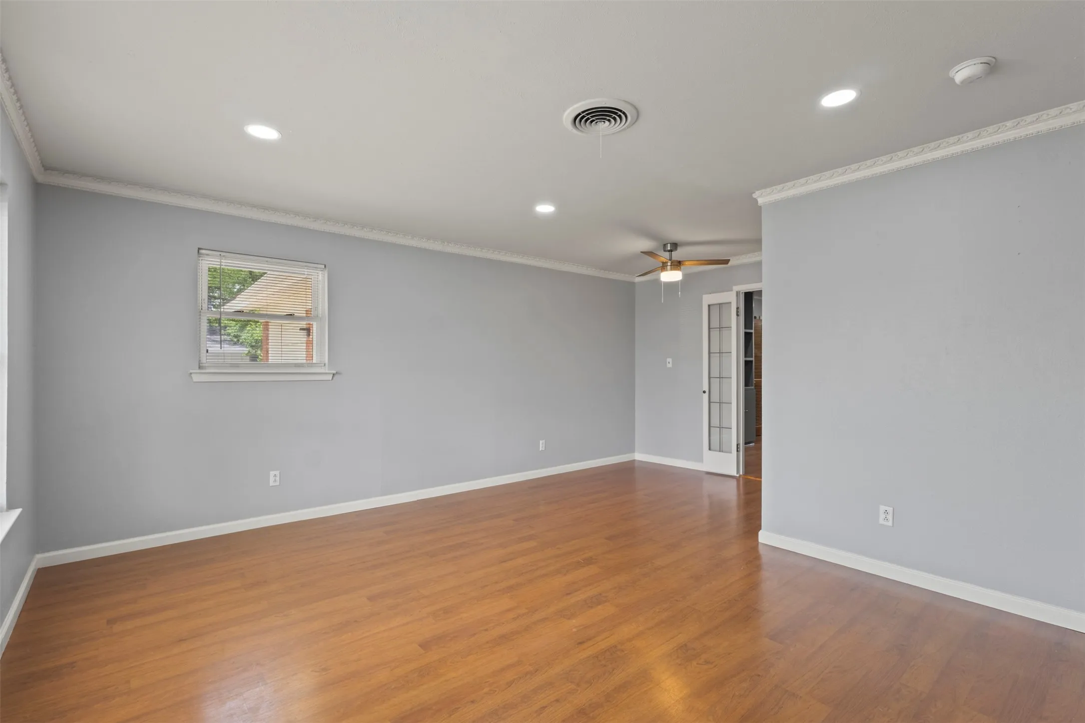 Single Family Residence For Sale in Tarrant County , 1021 Blue Lake, Fort Worth, Texas 76103, 3 Bedrooms, 2 Bathrooms, Garage spaces, 1,610 Sqft, built in 1963, Price $305,000, mls#21255306, Real Estate Agent in Fort Worth, Homes For Sale in Tarrant county, Homes For Sale in Fort Worth, Realtor in Fort Worth Texas, Real Estate Brokerage Independent Realty Texas, Luminita Cordes Realtor