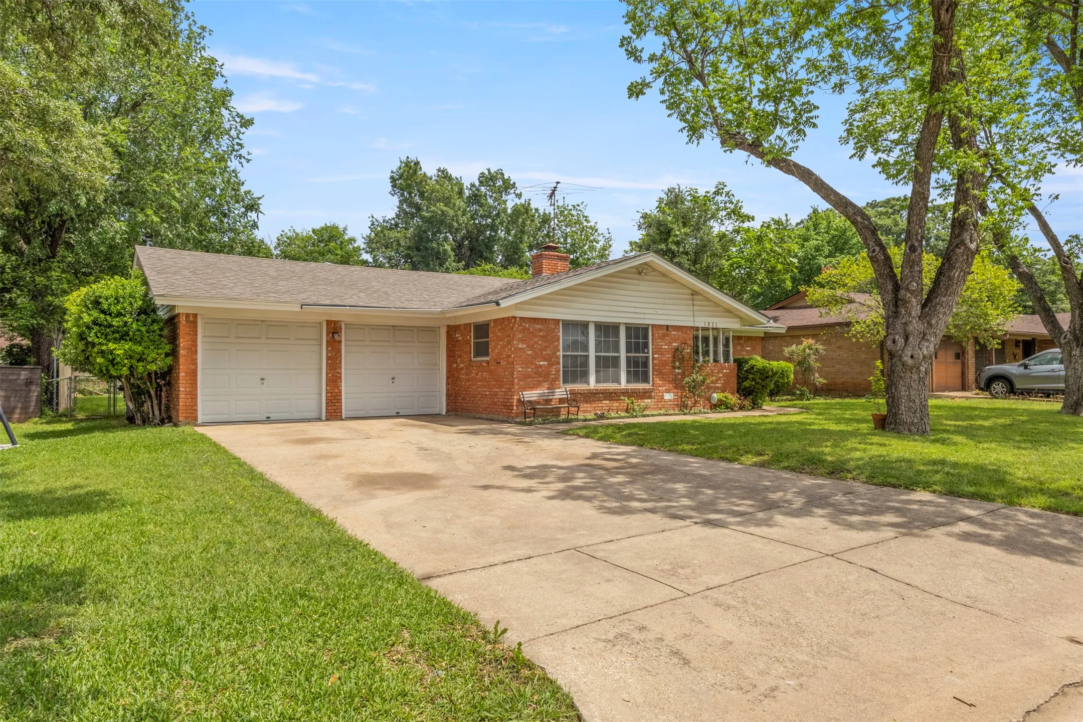 Single Family Residence For Sale in Tarrant County , 1021 Blue Lake, Fort Worth, Texas 76103, 3 Bedrooms, 2 Bathrooms, Garage spaces, 1,610 Sqft, built in 1963, Price $305,000, mls#21255306, Real Estate Agent in Fort Worth, Homes For Sale in Tarrant county, Homes For Sale in Fort Worth, Realtor in Fort Worth Texas, Real Estate Brokerage Independent Realty Texas, Luminita Cordes Realtor