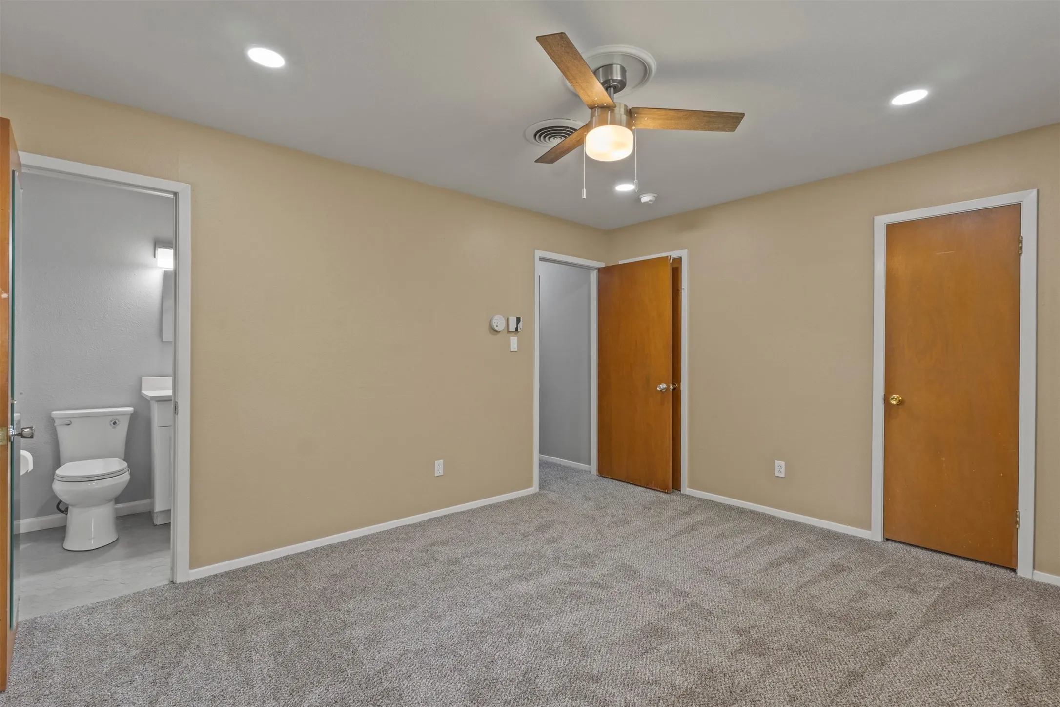 Single Family Residence For Sale in Tarrant County , 1021 Blue Lake, Fort Worth, Texas 76103, 3 Bedrooms, 2 Bathrooms, Garage spaces, 1,610 Sqft, built in 1963, Price $305,000, mls#21255306, Real Estate Agent in Fort Worth, Homes For Sale in Tarrant county, Homes For Sale in Fort Worth, Realtor in Fort Worth Texas, Real Estate Brokerage Independent Realty Texas, Luminita Cordes Realtor