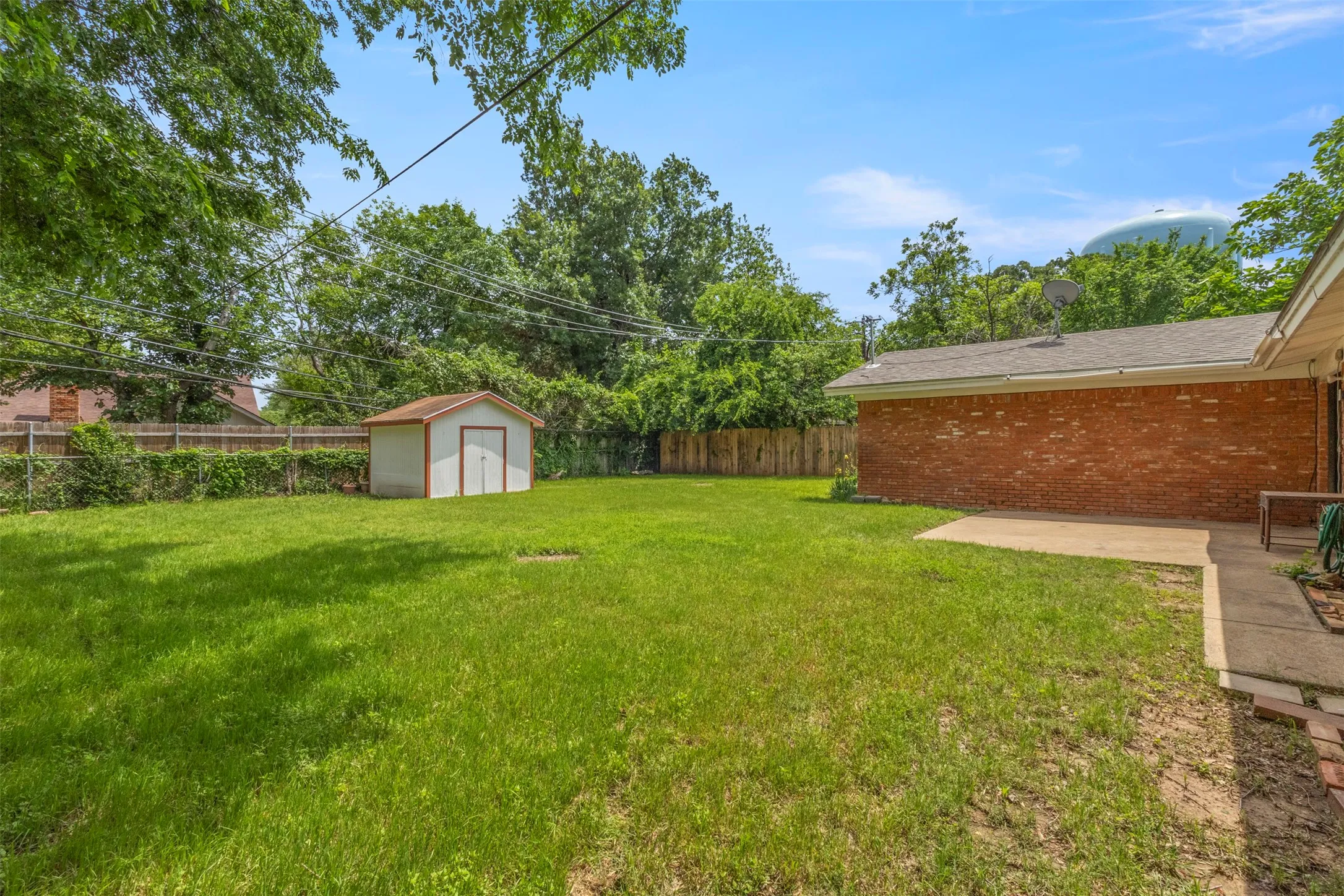 Single Family Residence For Sale in Tarrant County , 1021 Blue Lake, Fort Worth, Texas 76103, 3 Bedrooms, 2 Bathrooms, Garage spaces, 1,610 Sqft, built in 1963, Price $305,000, mls#21255306, Real Estate Agent in Fort Worth, Homes For Sale in Tarrant county, Homes For Sale in Fort Worth, Realtor in Fort Worth Texas, Real Estate Brokerage Independent Realty Texas, Luminita Cordes Realtor