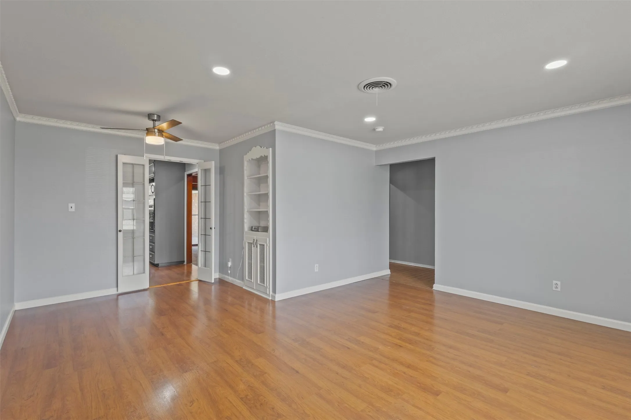 Single Family Residence For Sale in Tarrant County , 1021 Blue Lake, Fort Worth, Texas 76103, 3 Bedrooms, 2 Bathrooms, Garage spaces, 1,610 Sqft, built in 1963, Price $305,000, mls#21255306, Real Estate Agent in Fort Worth, Homes For Sale in Tarrant county, Homes For Sale in Fort Worth, Realtor in Fort Worth Texas, Real Estate Brokerage Independent Realty Texas, Luminita Cordes Realtor