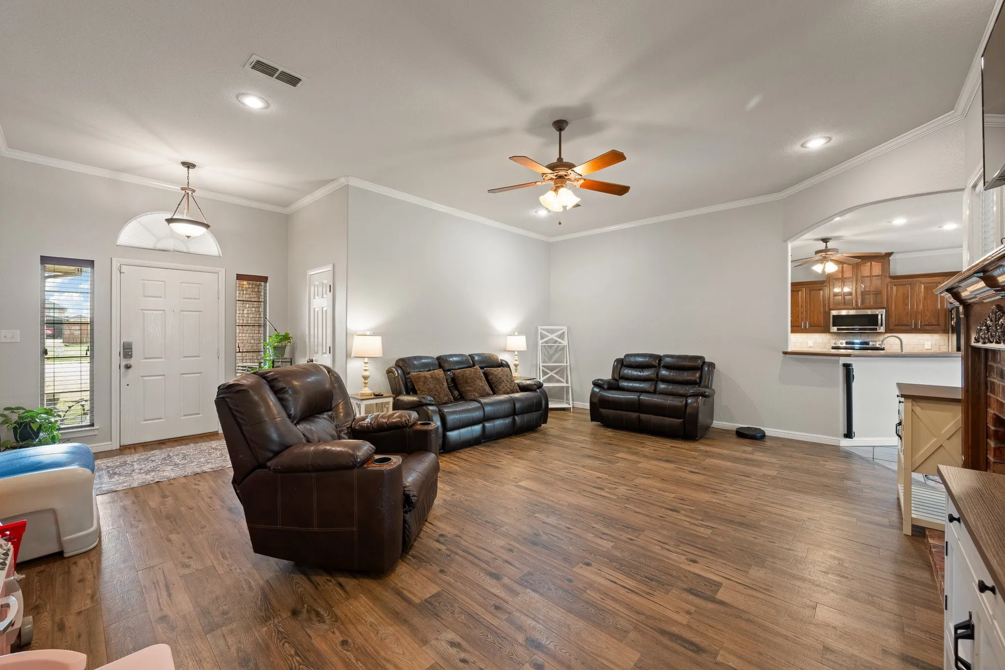 Single Family Residence For Sale in Johnson County , 1617 Spencer Lane, Cleburne, Texas 76033, 3 Bedroom, 3 Bathroom, 2 Garage spaces, 1,848 Sqft, built in 2005, mls#21252402, Real Estate Agent in Cleburne, Homes For Sale in Johnson county, Homes For Sale in Cleburne, Realtor in Cleburne Texas, Real Estate Brokerage Independent Realty Texas, Luminita Cordes Realtor