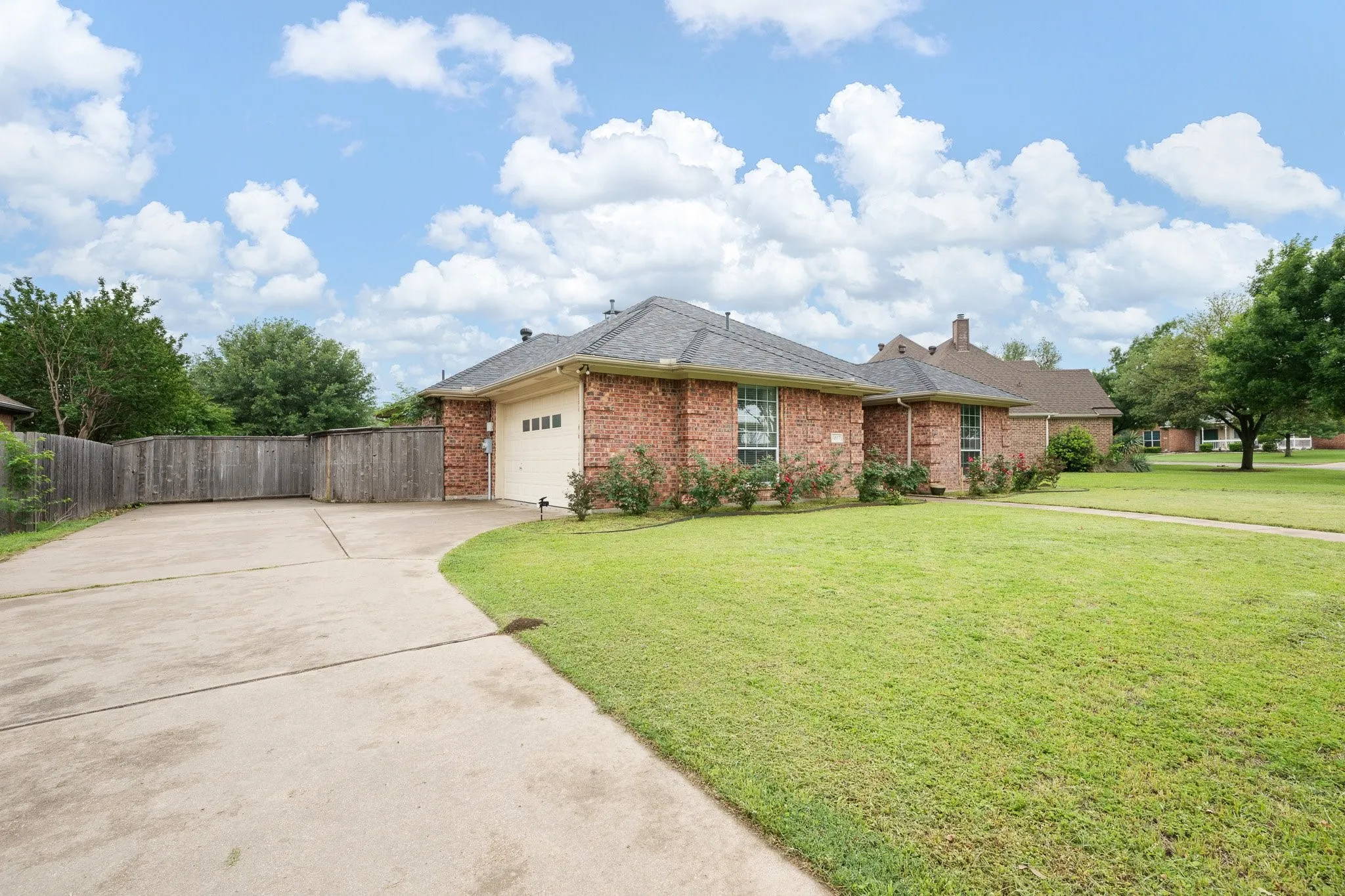 Single Family Residence For Sale in Johnson County , 1617 Spencer Lane, Cleburne, Texas 76033, 3 Bedroom, 3 Bathroom, 2 Garage spaces, 1,848 Sqft, built in 2005, mls#21252402, Real Estate Agent in Cleburne, Homes For Sale in Johnson county, Homes For Sale in Cleburne, Realtor in Cleburne Texas, Real Estate Brokerage Independent Realty Texas, Luminita Cordes Realtor