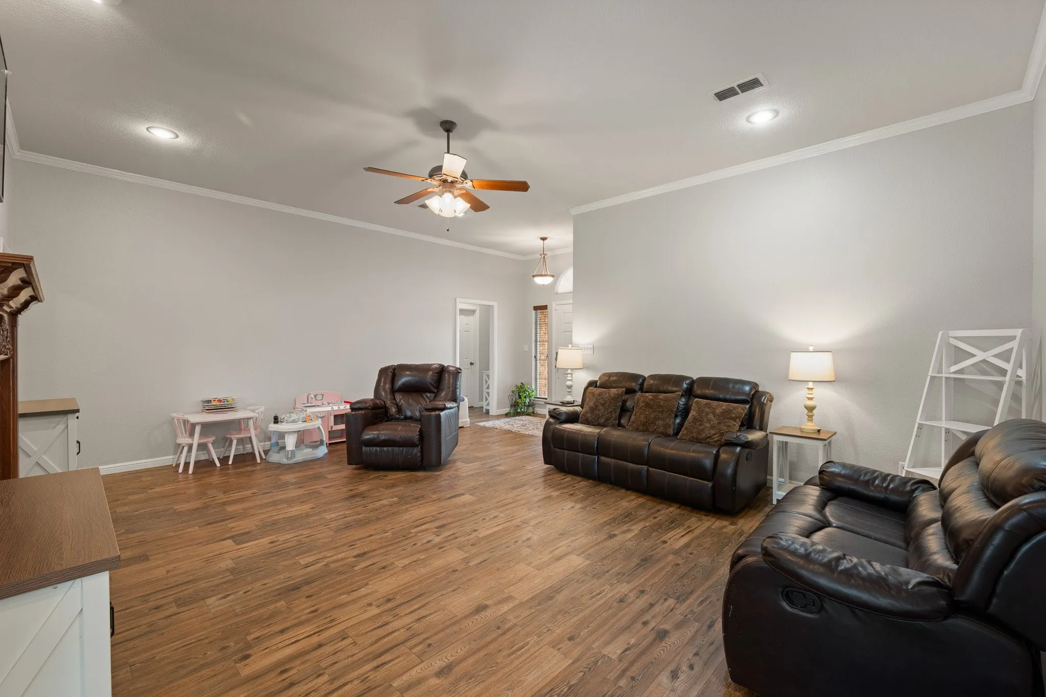 Single Family Residence For Sale in Johnson County , 1617 Spencer Lane, Cleburne, Texas 76033, 3 Bedroom, 3 Bathroom, 2 Garage spaces, 1,848 Sqft, built in 2005, mls#21252402, Real Estate Agent in Cleburne, Homes For Sale in Johnson county, Homes For Sale in Cleburne, Realtor in Cleburne Texas, Real Estate Brokerage Independent Realty Texas, Luminita Cordes Realtor