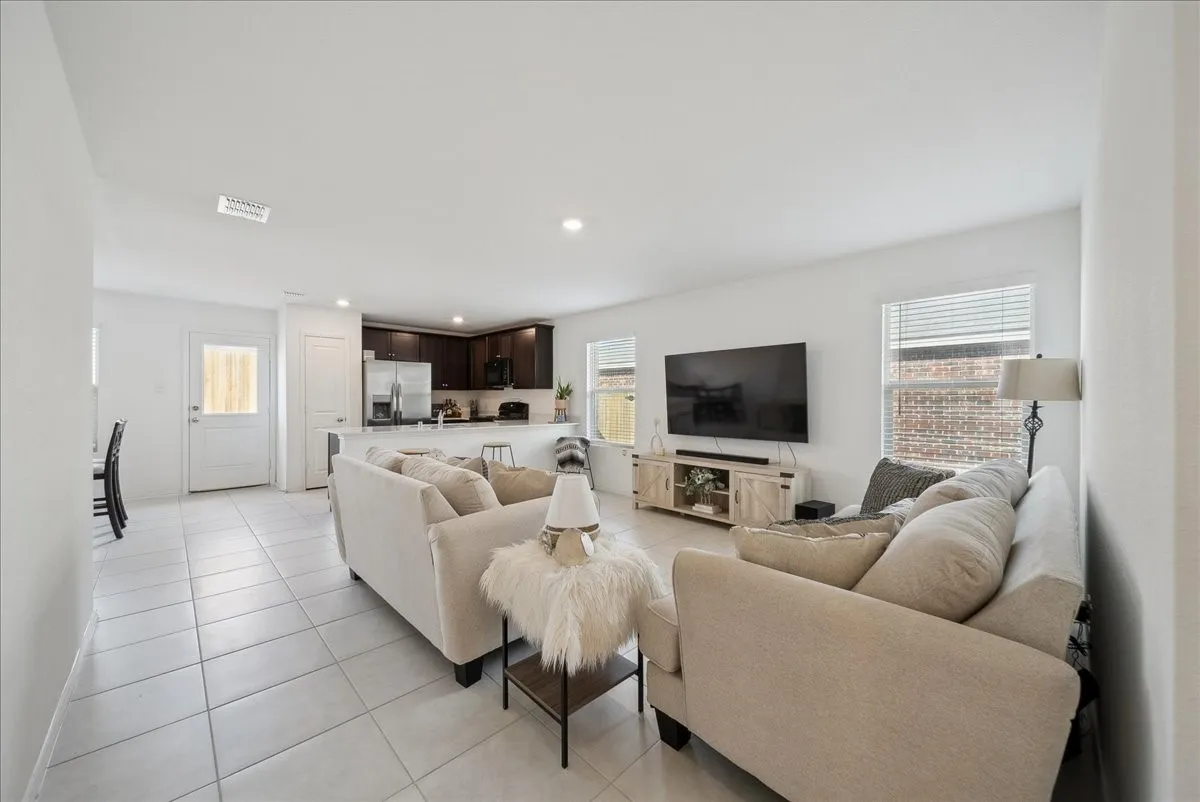 Single Family Residence For Sale in Dallas County , 1005 Crestview Drive, Hutchins, Texas 75141, 3 Bedroom, 2 Bathroom, 2 Garage spaces, 1,302 Sqft, built in 2022, Preowned, mls#21253462, Real Estate Agent in Hutchins, Homes For Sale in Dallas county, Homes For Sale in Hutchins, Realtor in Hutchins Texas, Real Estate Brokerage Independent Realty Texas, Luminita Cordes Realtor