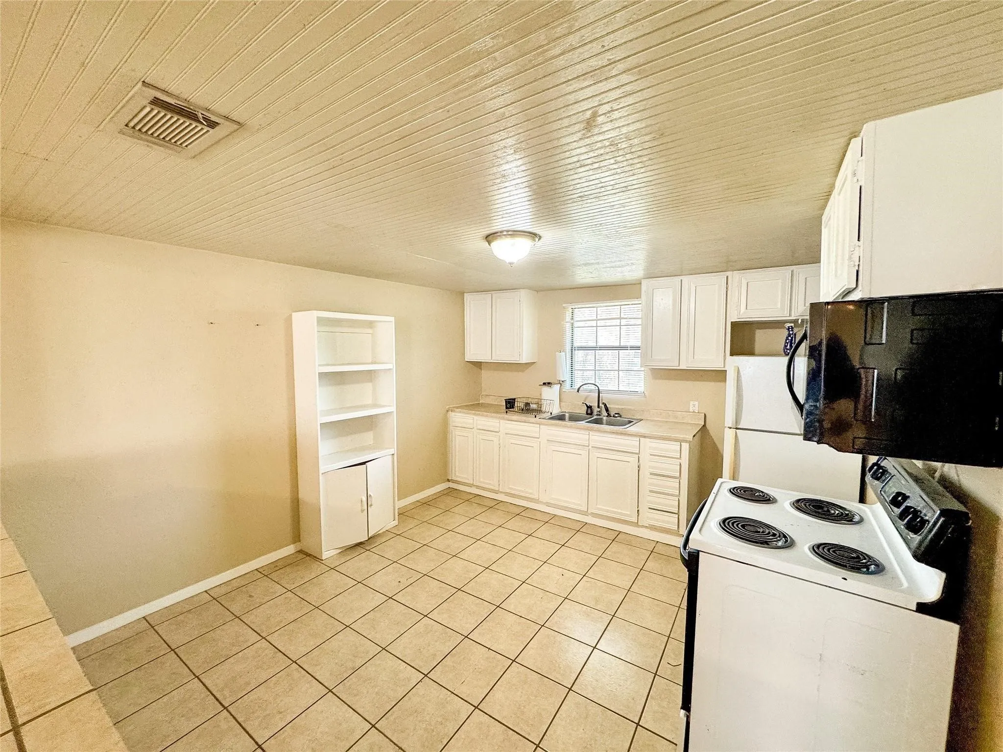 Single Family Residence For Sale in Erath County , 420 S Lillian Street, Stephenville, Texas 76401, 3 Bedroom, 1 Bathroom, Garage spaces, 1,064 Sqft, built in 1910, Preowned, mls#21254785, Real Estate Agent in Stephenville, Homes For Sale in Erath county, Homes For Sale in Stephenville, Realtor in Stephenville Texas, Real Estate Brokerage Independent Realty Texas, Luminita Cordes Realtor
