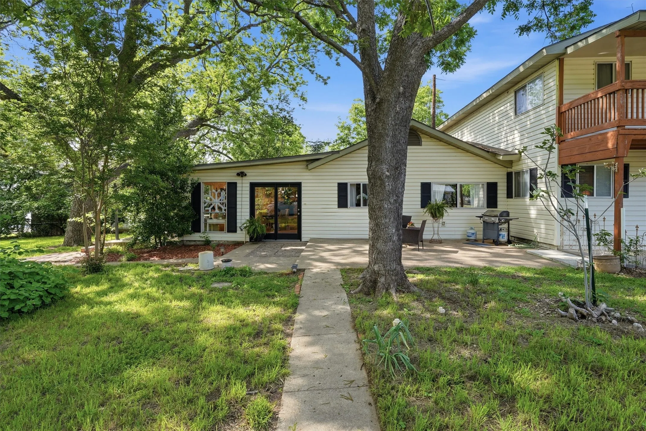 Single Family Residence For Sale in Hood County , 5106 Gibson Court, Granbury, Texas 76049, 3 Bedroom, 2 Bathroom, 2 Garage spaces, 2,712 Sqft, built in 1978, Preowned, mls#21233281, Real Estate Agent in Granbury, Homes For Sale in Hood county, Homes For Sale in Granbury, Realtor in Granbury Texas, Real Estate Brokerage Independent Realty Texas, Luminita Cordes Realtor