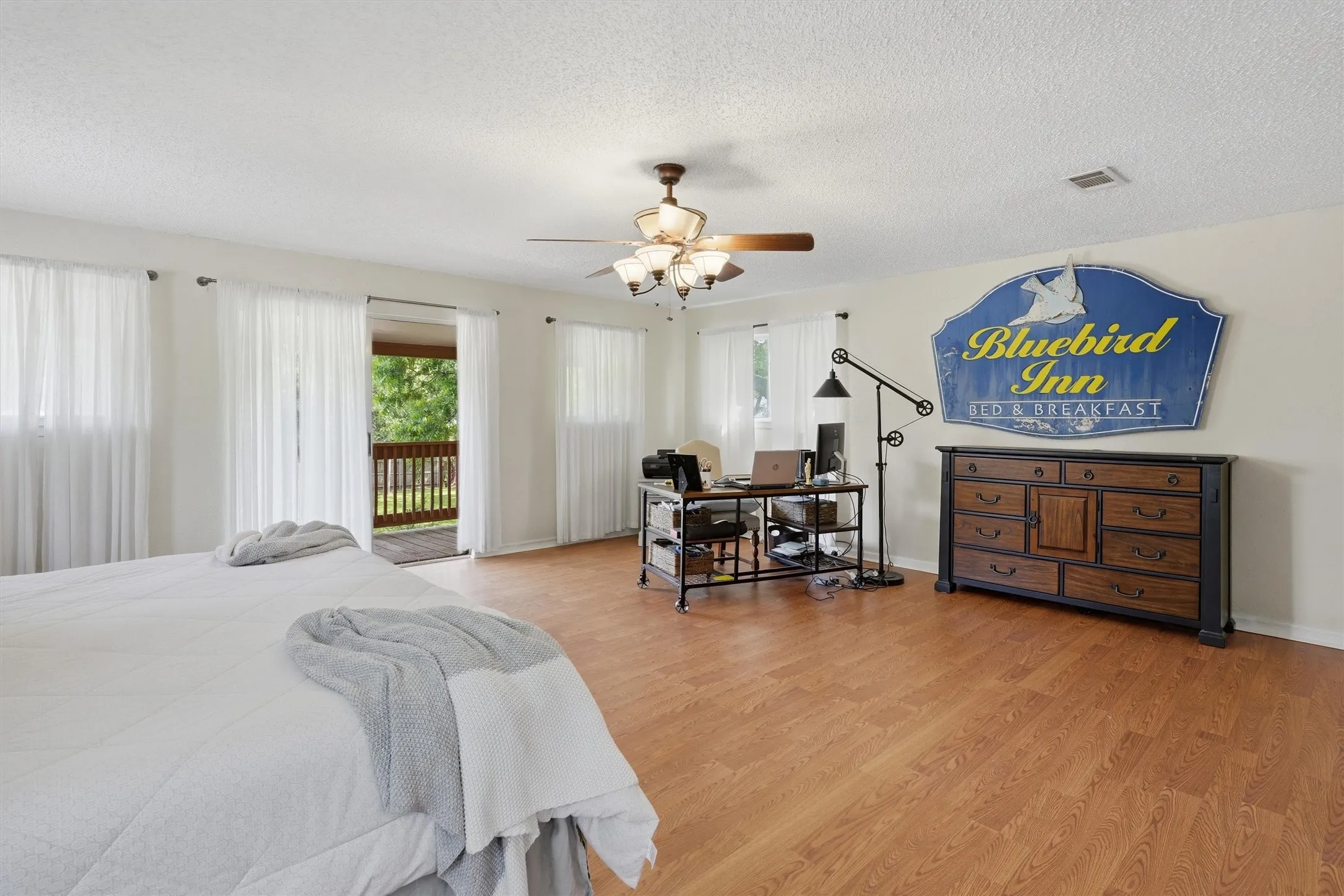 Single Family Residence For Sale in Hood County , 5106 Gibson Court, Granbury, Texas 76049, 3 Bedroom, 2 Bathroom, 2 Garage spaces, 2,712 Sqft, built in 1978, Preowned, mls#21233281, Real Estate Agent in Granbury, Homes For Sale in Hood county, Homes For Sale in Granbury, Realtor in Granbury Texas, Real Estate Brokerage Independent Realty Texas, Luminita Cordes Realtor