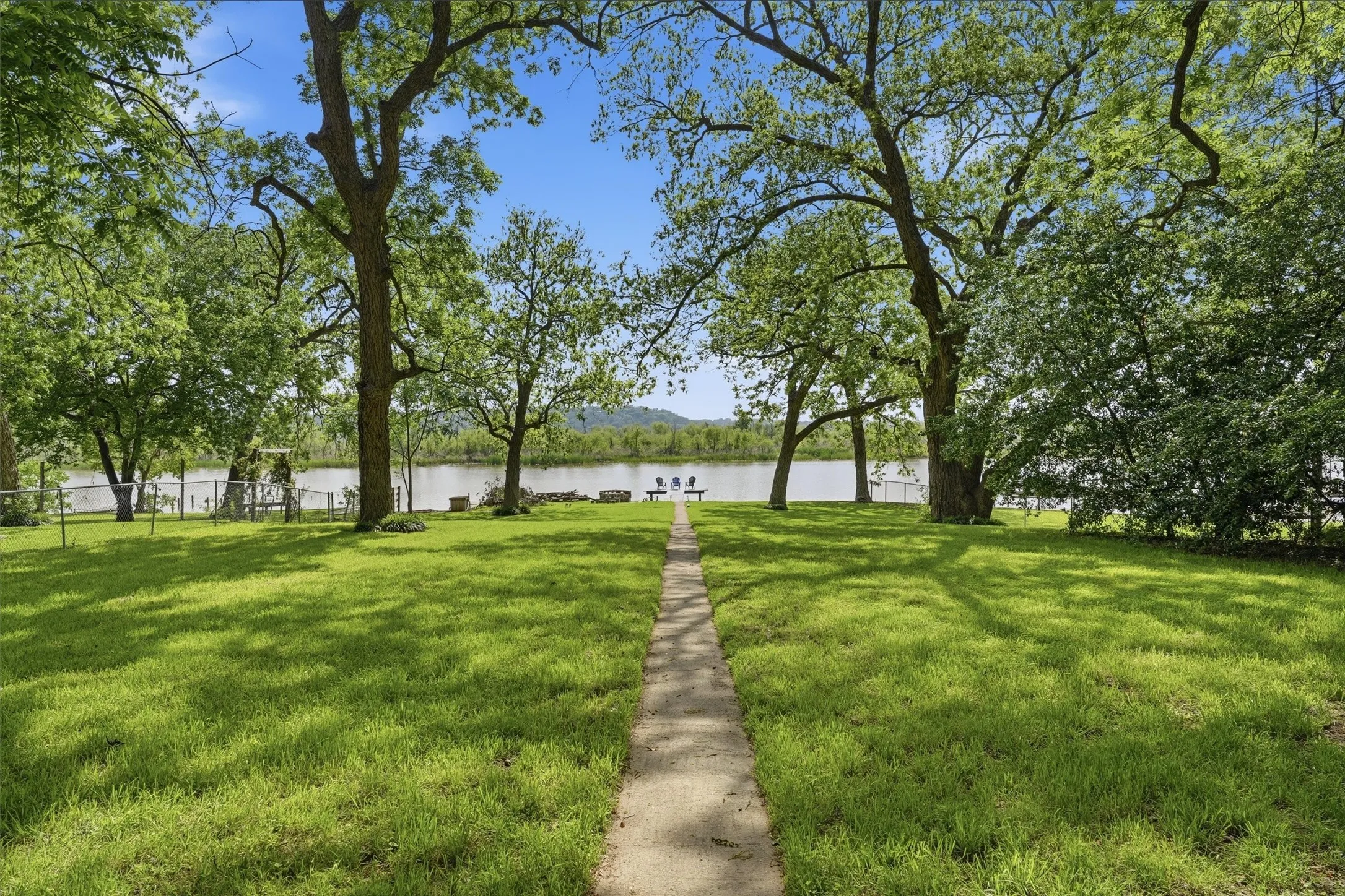 Single Family Residence For Sale in Hood County , 5106 Gibson Court, Granbury, Texas 76049, 3 Bedroom, 2 Bathroom, 2 Garage spaces, 2,712 Sqft, built in 1978, Preowned, mls#21233281, Real Estate Agent in Granbury, Homes For Sale in Hood county, Homes For Sale in Granbury, Realtor in Granbury Texas, Real Estate Brokerage Independent Realty Texas, Luminita Cordes Realtor