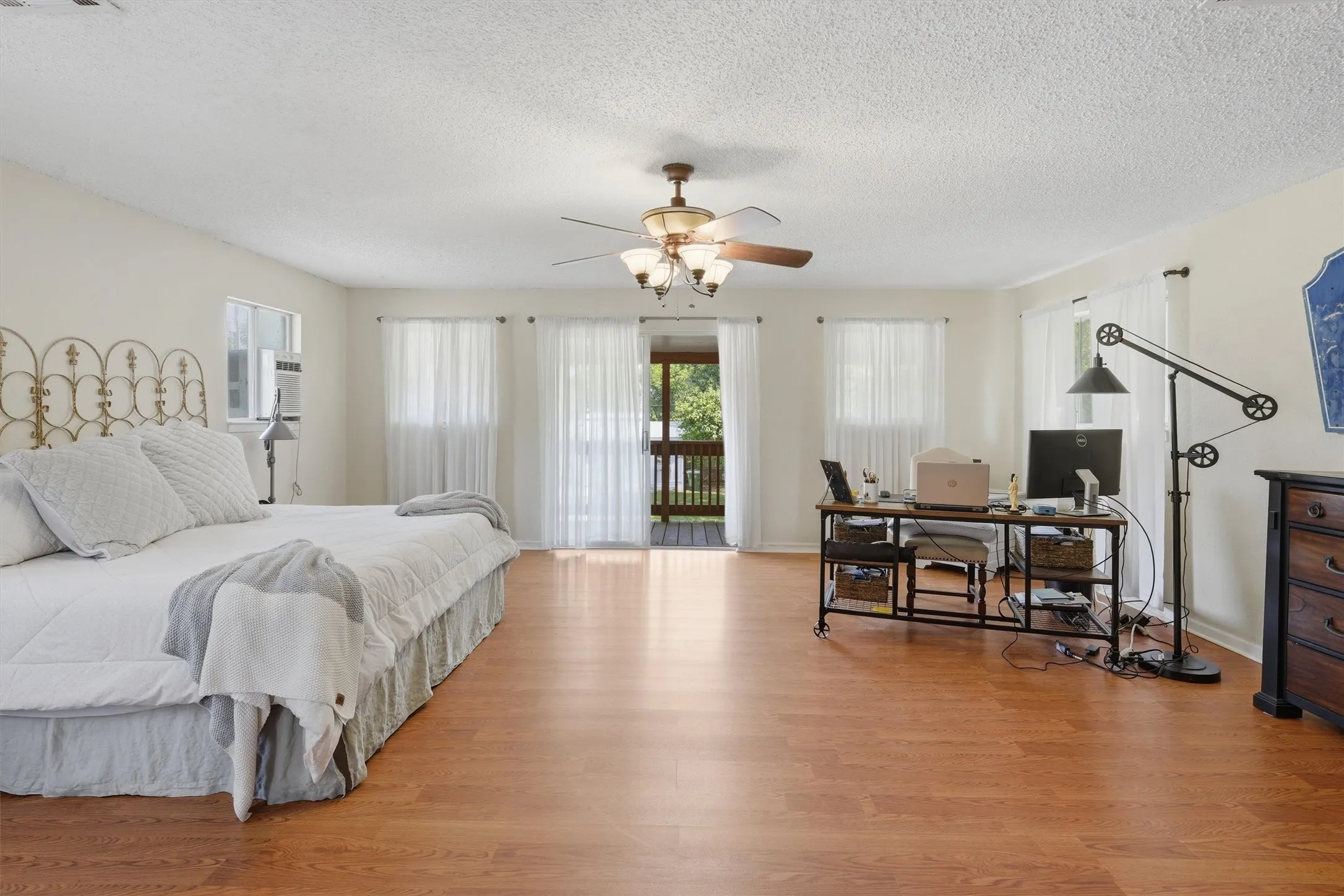 Single Family Residence For Sale in Hood County , 5106 Gibson Court, Granbury, Texas 76049, 3 Bedroom, 2 Bathroom, 2 Garage spaces, 2,712 Sqft, built in 1978, Preowned, mls#21233281, Real Estate Agent in Granbury, Homes For Sale in Hood county, Homes For Sale in Granbury, Realtor in Granbury Texas, Real Estate Brokerage Independent Realty Texas, Luminita Cordes Realtor