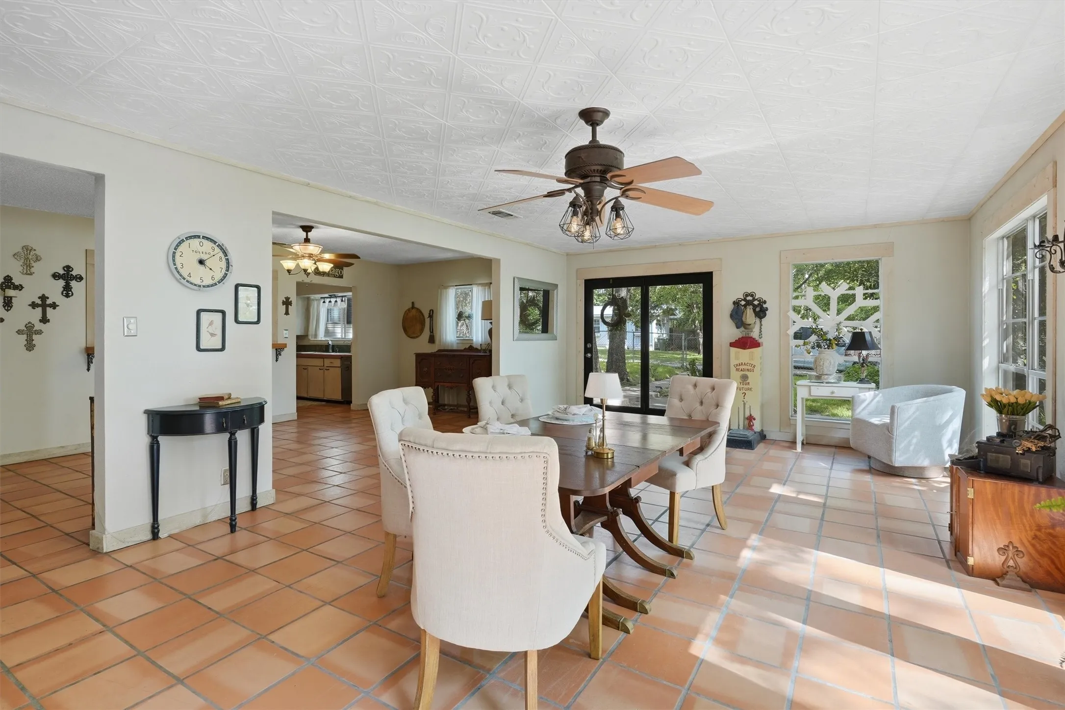 Single Family Residence For Sale in Hood County , 5106 Gibson Court, Granbury, Texas 76049, 3 Bedroom, 2 Bathroom, 2 Garage spaces, 2,712 Sqft, built in 1978, Preowned, mls#21233281, Real Estate Agent in Granbury, Homes For Sale in Hood county, Homes For Sale in Granbury, Realtor in Granbury Texas, Real Estate Brokerage Independent Realty Texas, Luminita Cordes Realtor