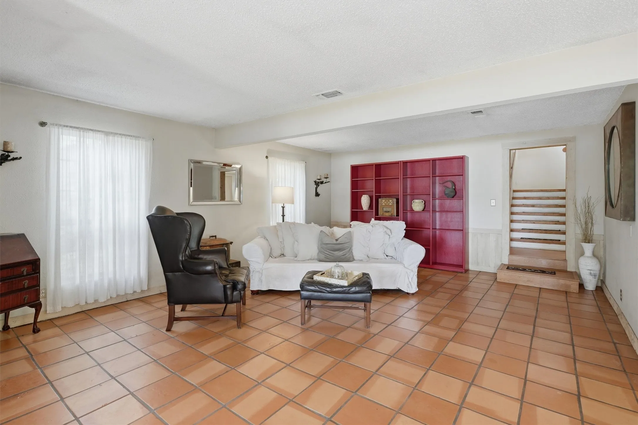 Single Family Residence For Sale in Hood County , 5106 Gibson Court, Granbury, Texas 76049, 3 Bedroom, 2 Bathroom, 2 Garage spaces, 2,712 Sqft, built in 1978, Preowned, mls#21233281, Real Estate Agent in Granbury, Homes For Sale in Hood county, Homes For Sale in Granbury, Realtor in Granbury Texas, Real Estate Brokerage Independent Realty Texas, Luminita Cordes Realtor