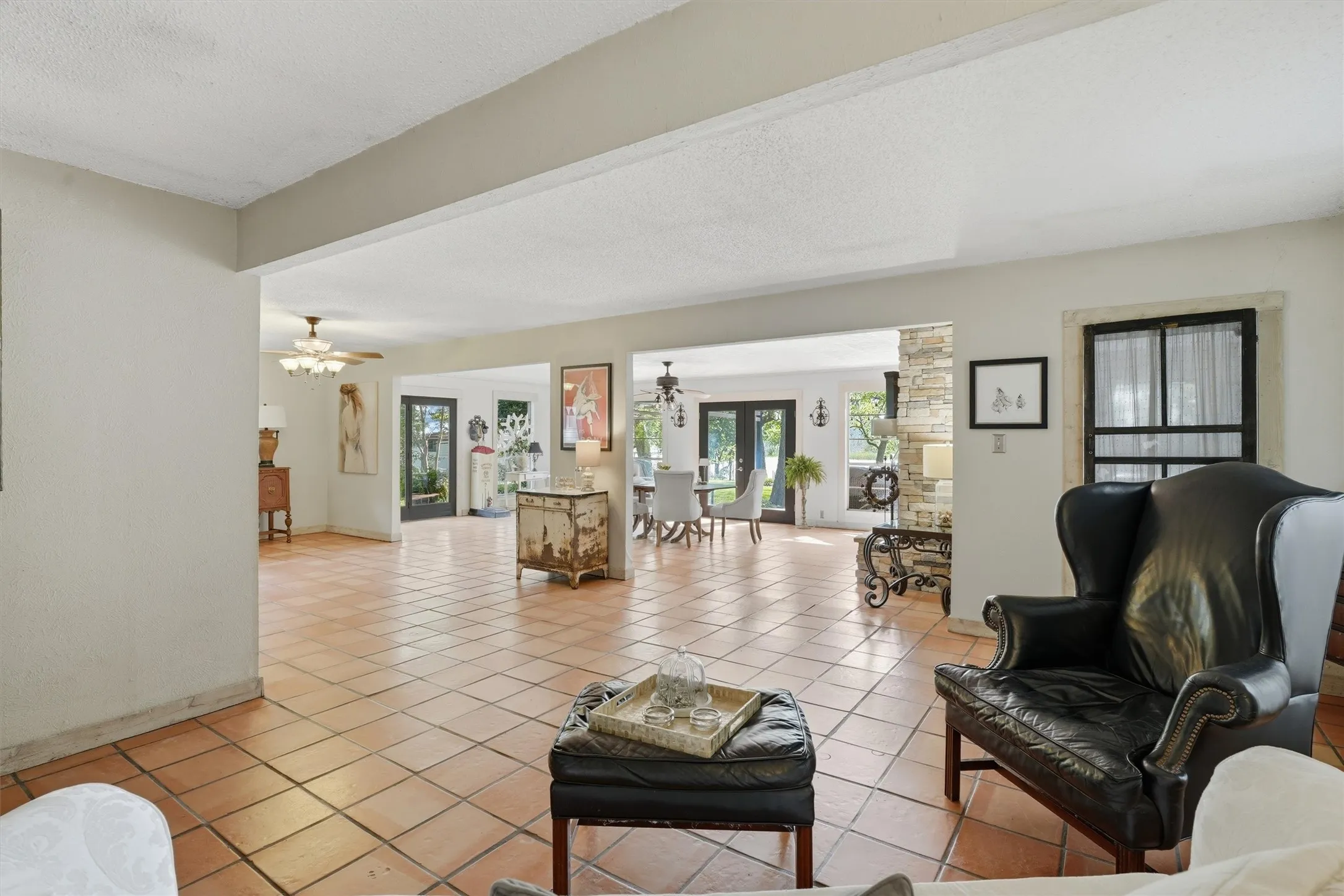 Single Family Residence For Sale in Hood County , 5106 Gibson Court, Granbury, Texas 76049, 3 Bedroom, 2 Bathroom, 2 Garage spaces, 2,712 Sqft, built in 1978, Preowned, mls#21233281, Real Estate Agent in Granbury, Homes For Sale in Hood county, Homes For Sale in Granbury, Realtor in Granbury Texas, Real Estate Brokerage Independent Realty Texas, Luminita Cordes Realtor