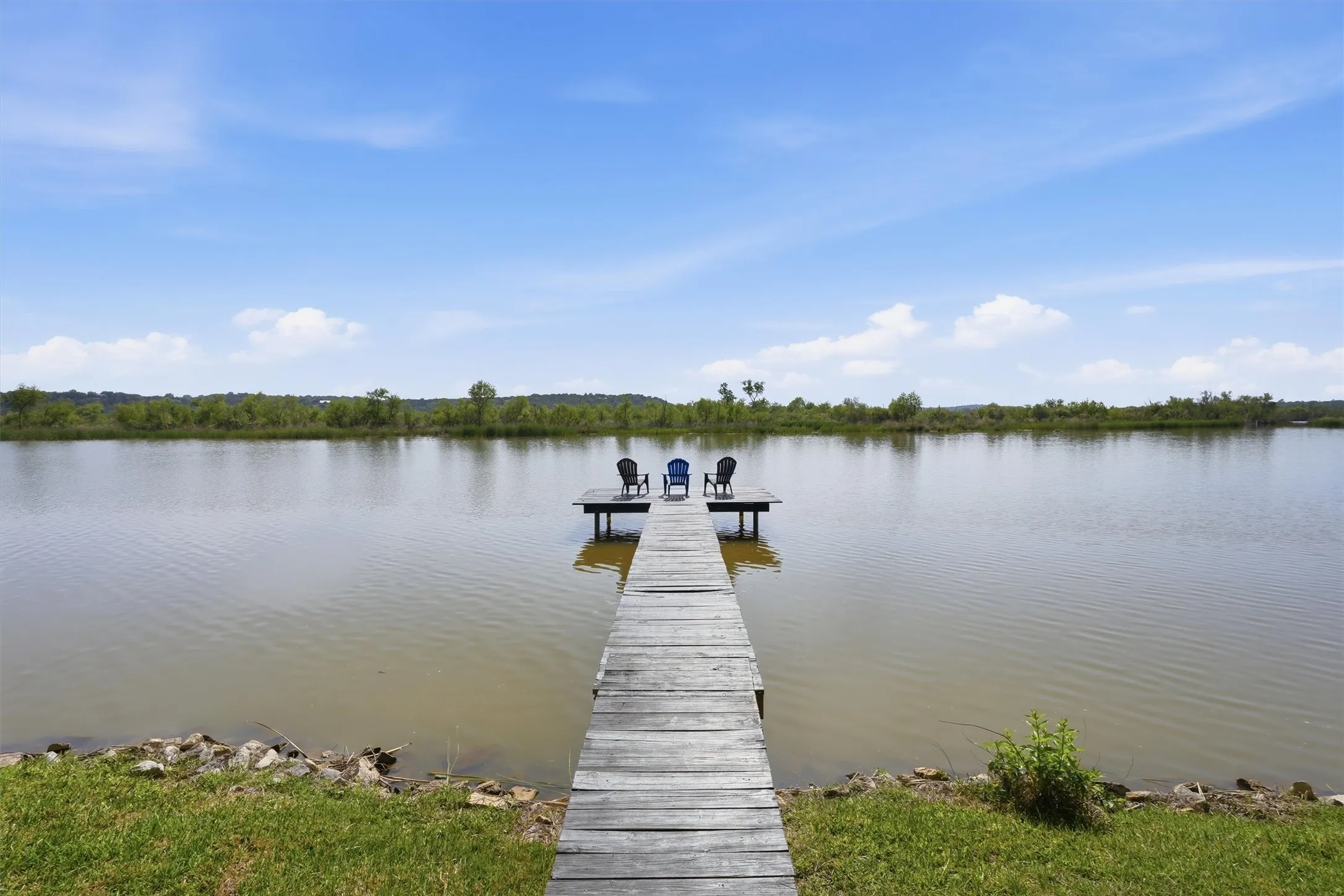 Single Family Residence For Sale in Hood County , 5106 Gibson Court, Granbury, Texas 76049, 3 Bedroom, 2 Bathroom, 2 Garage spaces, 2,712 Sqft, built in 1978, Preowned, mls#21233281, Real Estate Agent in Granbury, Homes For Sale in Hood county, Homes For Sale in Granbury, Realtor in Granbury Texas, Real Estate Brokerage Independent Realty Texas, Luminita Cordes Realtor