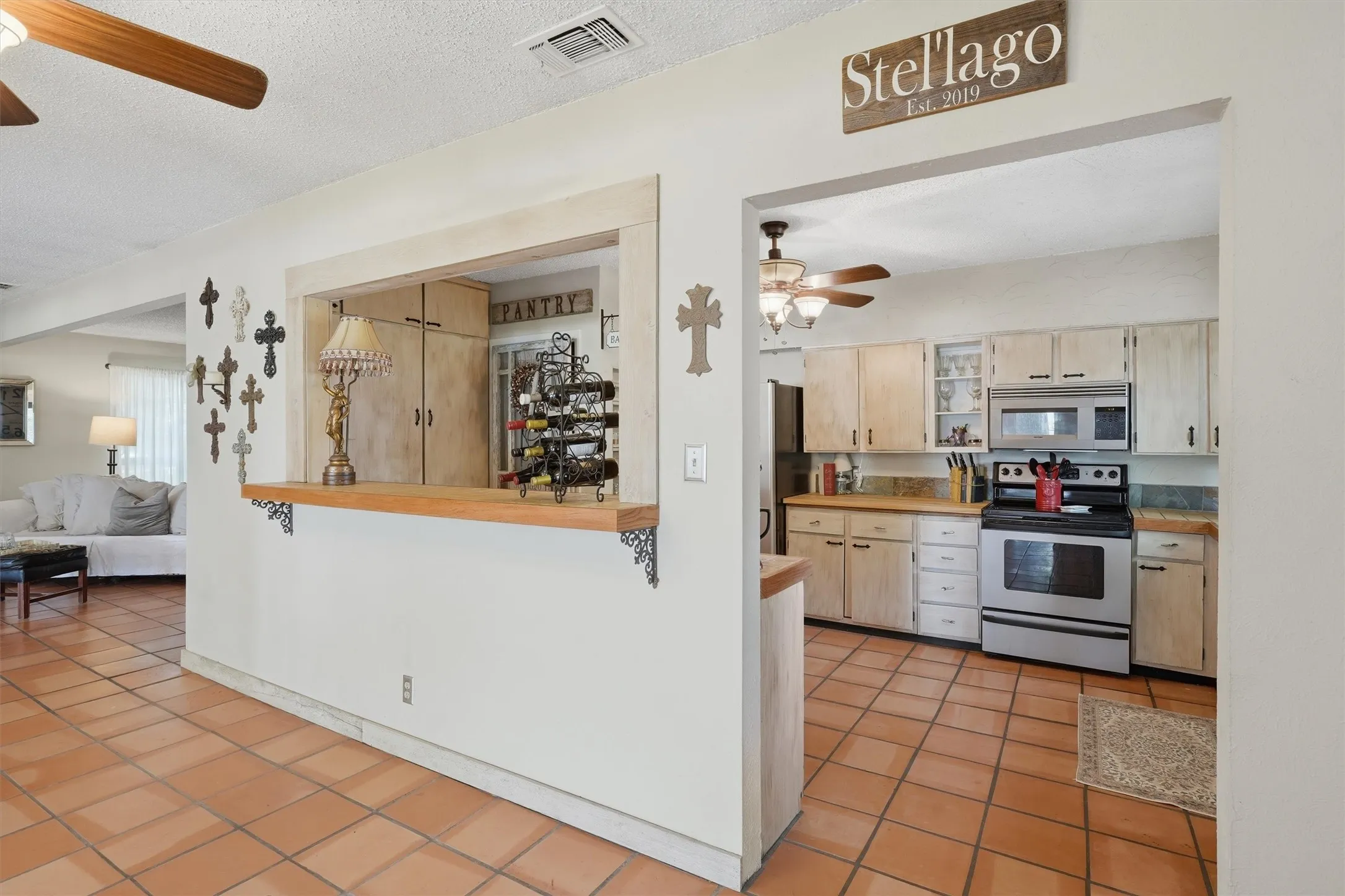 Single Family Residence For Sale in Hood County , 5106 Gibson Court, Granbury, Texas 76049, 3 Bedroom, 2 Bathroom, 2 Garage spaces, 2,712 Sqft, built in 1978, Preowned, mls#21233281, Real Estate Agent in Granbury, Homes For Sale in Hood county, Homes For Sale in Granbury, Realtor in Granbury Texas, Real Estate Brokerage Independent Realty Texas, Luminita Cordes Realtor