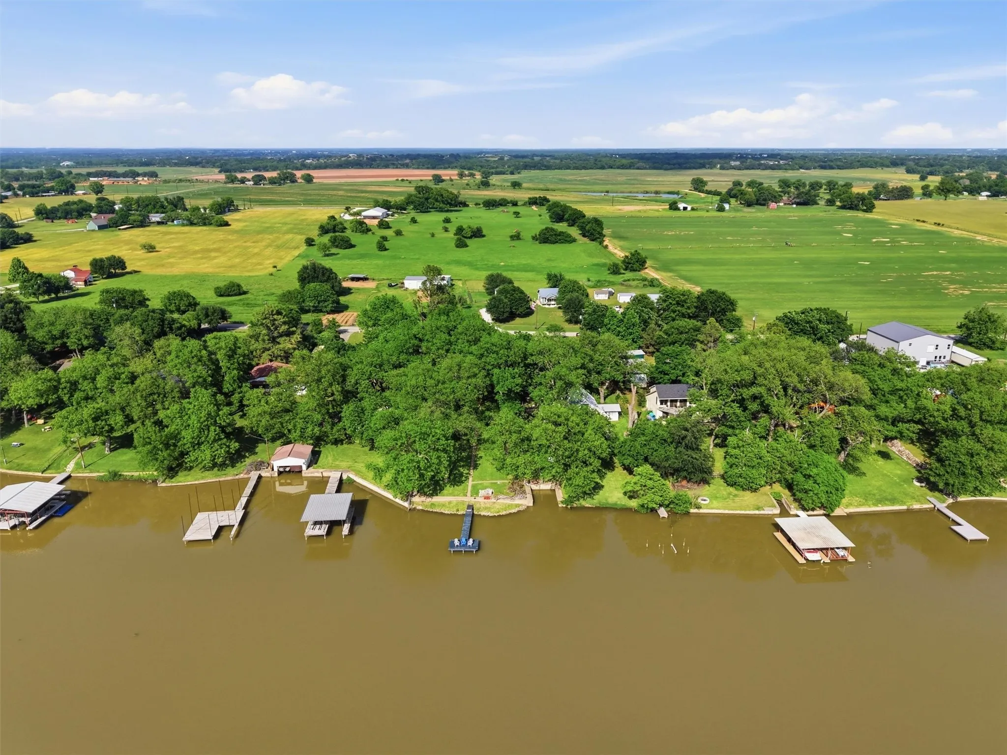 Single Family Residence For Sale in Hood County , 5106 Gibson Court, Granbury, Texas 76049, 3 Bedroom, 2 Bathroom, 2 Garage spaces, 2,712 Sqft, built in 1978, Preowned, mls#21233281, Real Estate Agent in Granbury, Homes For Sale in Hood county, Homes For Sale in Granbury, Realtor in Granbury Texas, Real Estate Brokerage Independent Realty Texas, Luminita Cordes Realtor