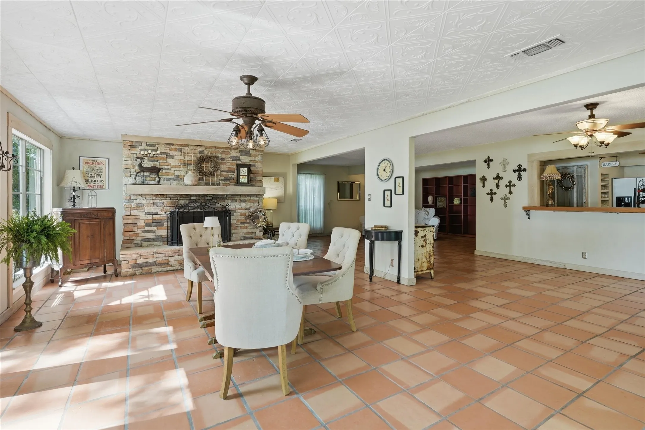 Single Family Residence For Sale in Hood County , 5106 Gibson Court, Granbury, Texas 76049, 3 Bedroom, 2 Bathroom, 2 Garage spaces, 2,712 Sqft, built in 1978, Preowned, mls#21233281, Real Estate Agent in Granbury, Homes For Sale in Hood county, Homes For Sale in Granbury, Realtor in Granbury Texas, Real Estate Brokerage Independent Realty Texas, Luminita Cordes Realtor