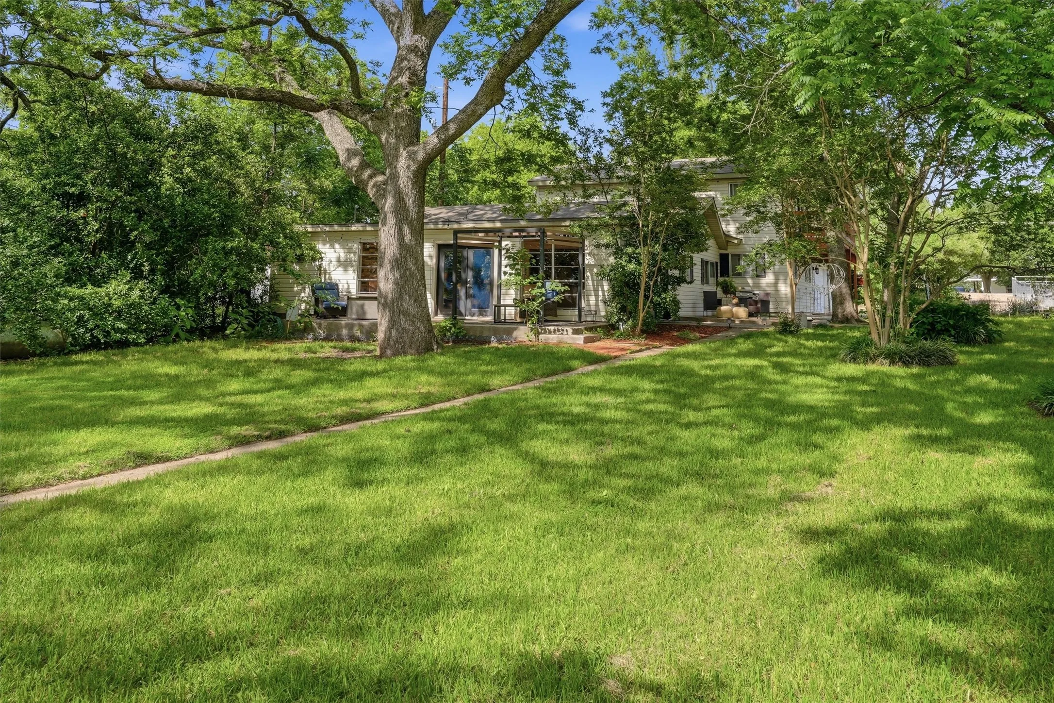 Single Family Residence For Sale in Hood County , 5106 Gibson Court, Granbury, Texas 76049, 3 Bedroom, 2 Bathroom, 2 Garage spaces, 2,712 Sqft, built in 1978, Preowned, mls#21233281, Real Estate Agent in Granbury, Homes For Sale in Hood county, Homes For Sale in Granbury, Realtor in Granbury Texas, Real Estate Brokerage Independent Realty Texas, Luminita Cordes Realtor
