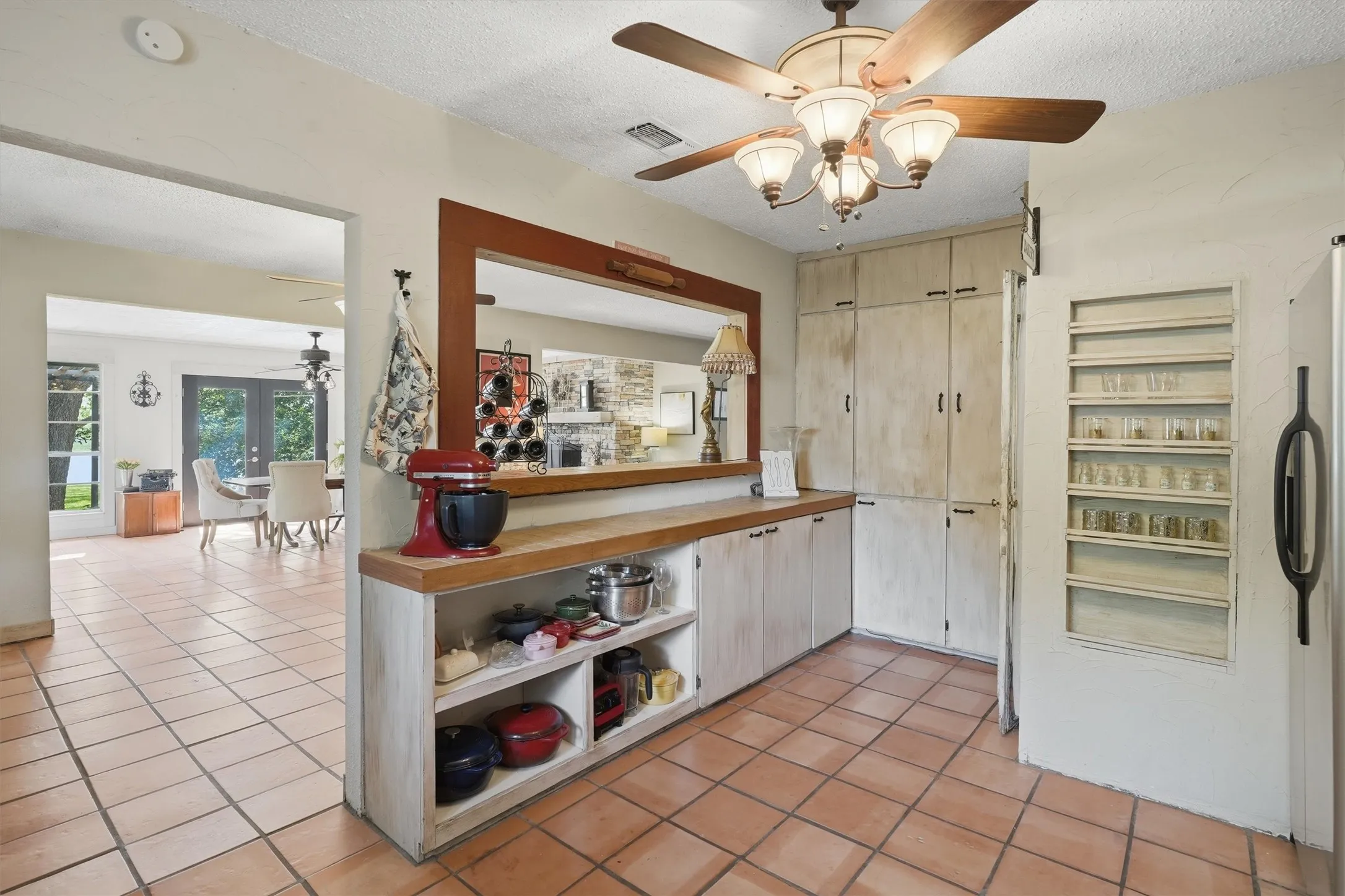 Single Family Residence For Sale in Hood County , 5106 Gibson Court, Granbury, Texas 76049, 3 Bedroom, 2 Bathroom, 2 Garage spaces, 2,712 Sqft, built in 1978, Preowned, mls#21233281, Real Estate Agent in Granbury, Homes For Sale in Hood county, Homes For Sale in Granbury, Realtor in Granbury Texas, Real Estate Brokerage Independent Realty Texas, Luminita Cordes Realtor