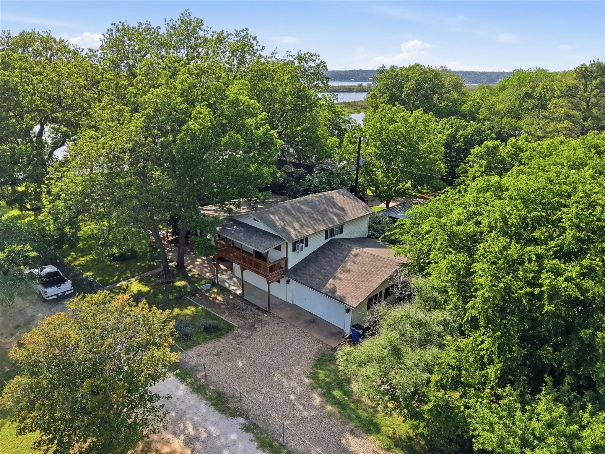 Single Family Residence For Sale in Hood County , 5106 Gibson Court, Granbury, Texas 76049, 3 Bedroom, 2 Bathroom, 2 Garage spaces, 2,712 Sqft, built in 1978, Preowned, mls#21233281, Real Estate Agent in Granbury, Homes For Sale in Hood county, Homes For Sale in Granbury, Realtor in Granbury Texas, Real Estate Brokerage Independent Realty Texas, Luminita Cordes Realtor