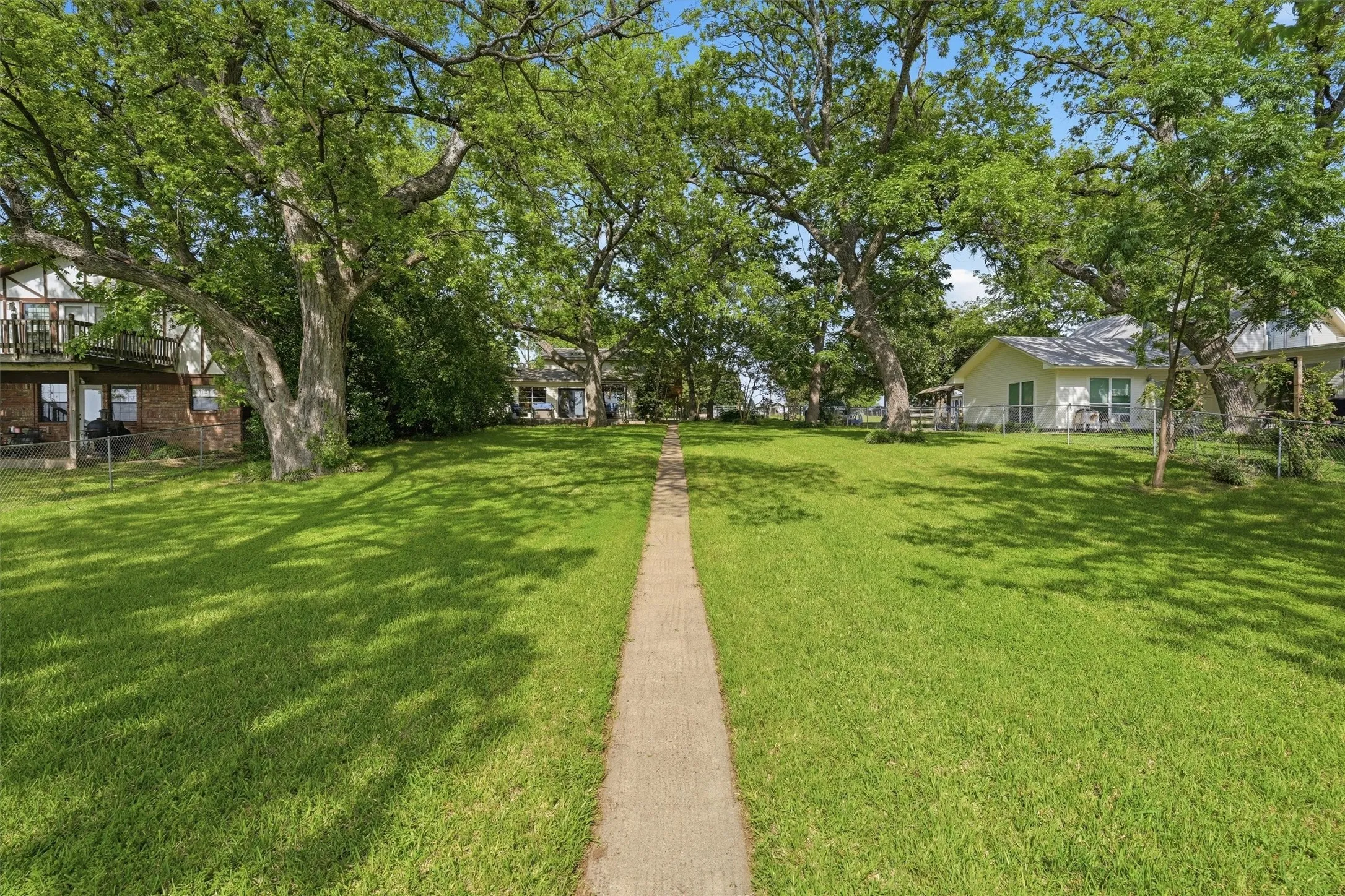 Single Family Residence For Sale in Hood County , 5106 Gibson Court, Granbury, Texas 76049, 3 Bedroom, 2 Bathroom, 2 Garage spaces, 2,712 Sqft, built in 1978, Preowned, mls#21233281, Real Estate Agent in Granbury, Homes For Sale in Hood county, Homes For Sale in Granbury, Realtor in Granbury Texas, Real Estate Brokerage Independent Realty Texas, Luminita Cordes Realtor
