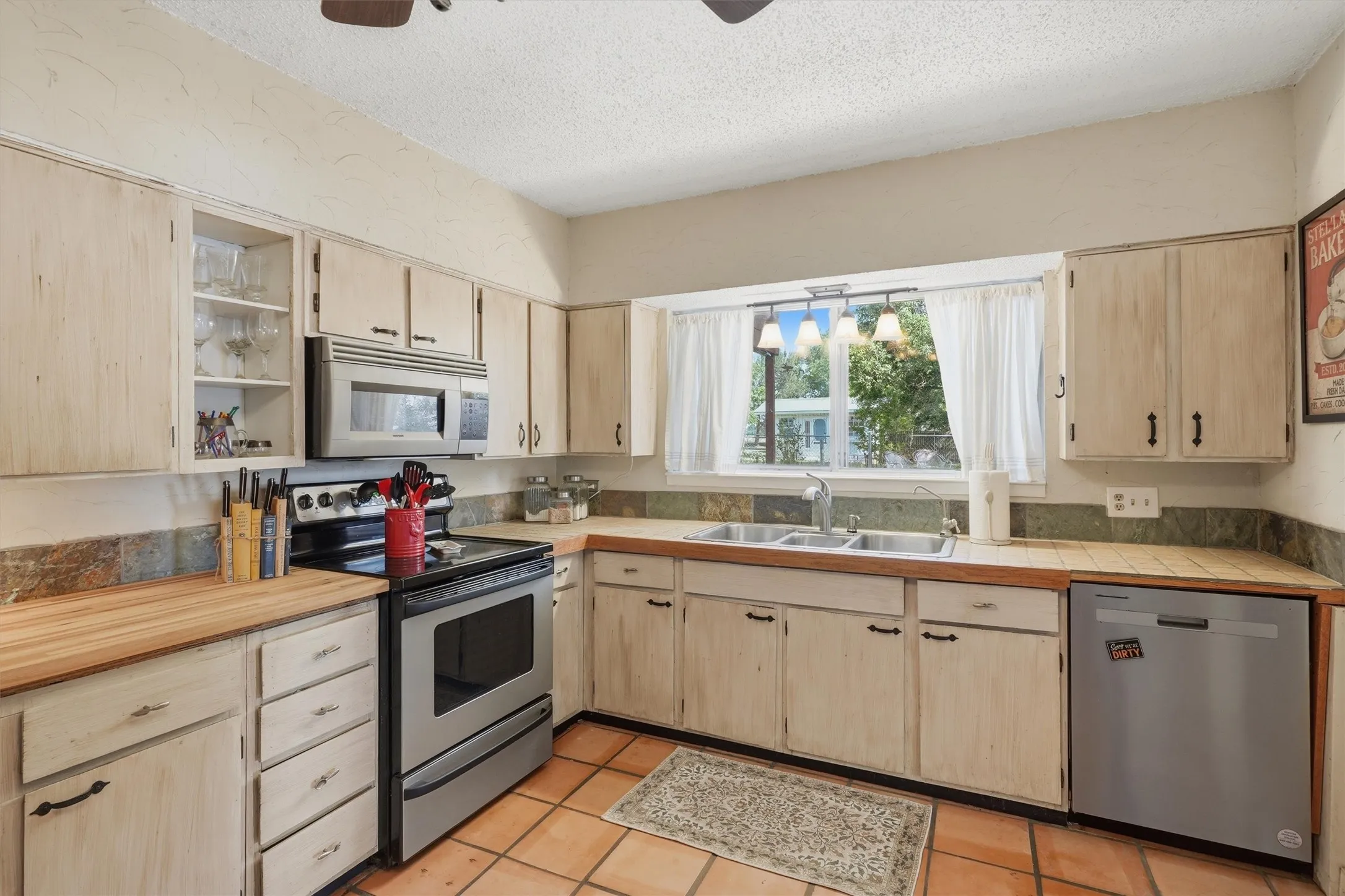Single Family Residence For Sale in Hood County , 5106 Gibson Court, Granbury, Texas 76049, 3 Bedroom, 2 Bathroom, 2 Garage spaces, 2,712 Sqft, built in 1978, Preowned, mls#21233281, Real Estate Agent in Granbury, Homes For Sale in Hood county, Homes For Sale in Granbury, Realtor in Granbury Texas, Real Estate Brokerage Independent Realty Texas, Luminita Cordes Realtor