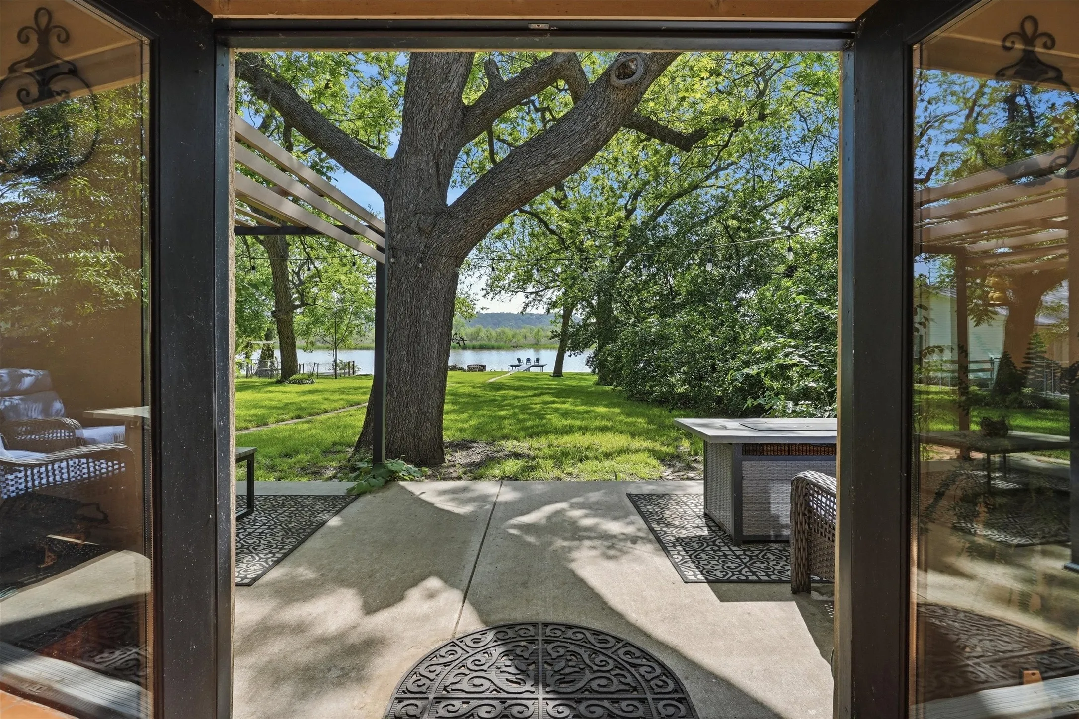 Single Family Residence For Sale in Hood County , 5106 Gibson Court, Granbury, Texas 76049, 3 Bedroom, 2 Bathroom, 2 Garage spaces, 2,712 Sqft, built in 1978, Preowned, mls#21233281, Real Estate Agent in Granbury, Homes For Sale in Hood county, Homes For Sale in Granbury, Realtor in Granbury Texas, Real Estate Brokerage Independent Realty Texas, Luminita Cordes Realtor