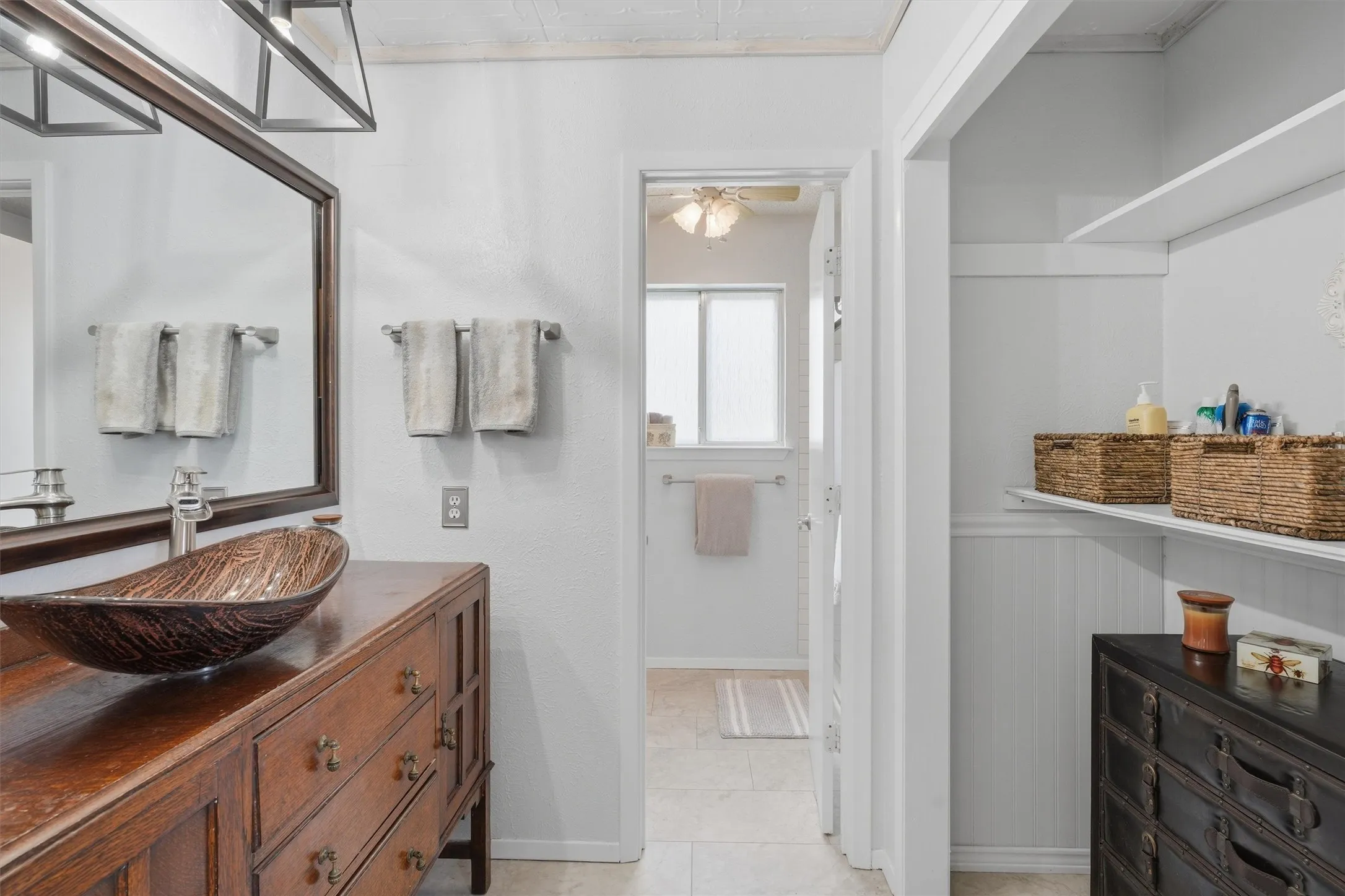 Single Family Residence For Sale in Hood County , 5106 Gibson Court, Granbury, Texas 76049, 3 Bedroom, 2 Bathroom, 2 Garage spaces, 2,712 Sqft, built in 1978, Preowned, mls#21233281, Real Estate Agent in Granbury, Homes For Sale in Hood county, Homes For Sale in Granbury, Realtor in Granbury Texas, Real Estate Brokerage Independent Realty Texas, Luminita Cordes Realtor