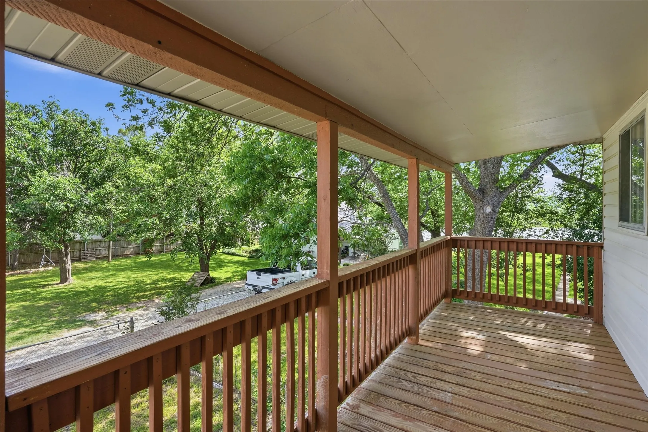 Single Family Residence For Sale in Hood County , 5106 Gibson Court, Granbury, Texas 76049, 3 Bedroom, 2 Bathroom, 2 Garage spaces, 2,712 Sqft, built in 1978, Preowned, mls#21233281, Real Estate Agent in Granbury, Homes For Sale in Hood county, Homes For Sale in Granbury, Realtor in Granbury Texas, Real Estate Brokerage Independent Realty Texas, Luminita Cordes Realtor