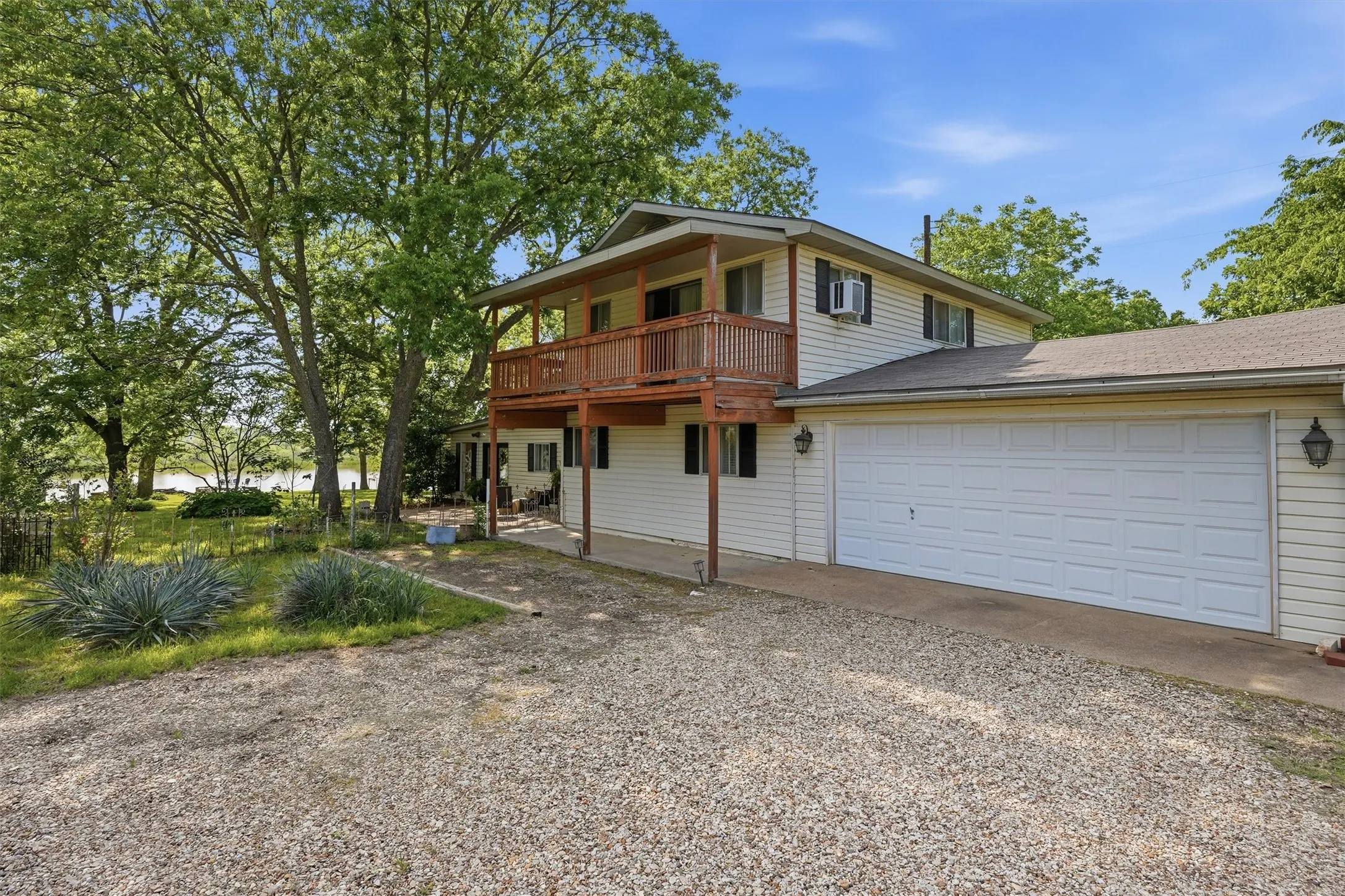 Single Family Residence For Sale in Hood County , 5106 Gibson Court, Granbury, Texas 76049, 3 Bedroom, 2 Bathroom, 2 Garage spaces, 2,712 Sqft, built in 1978, Preowned, mls#21233281, Real Estate Agent in Granbury, Homes For Sale in Hood county, Homes For Sale in Granbury, Realtor in Granbury Texas, Real Estate Brokerage Independent Realty Texas, Luminita Cordes Realtor