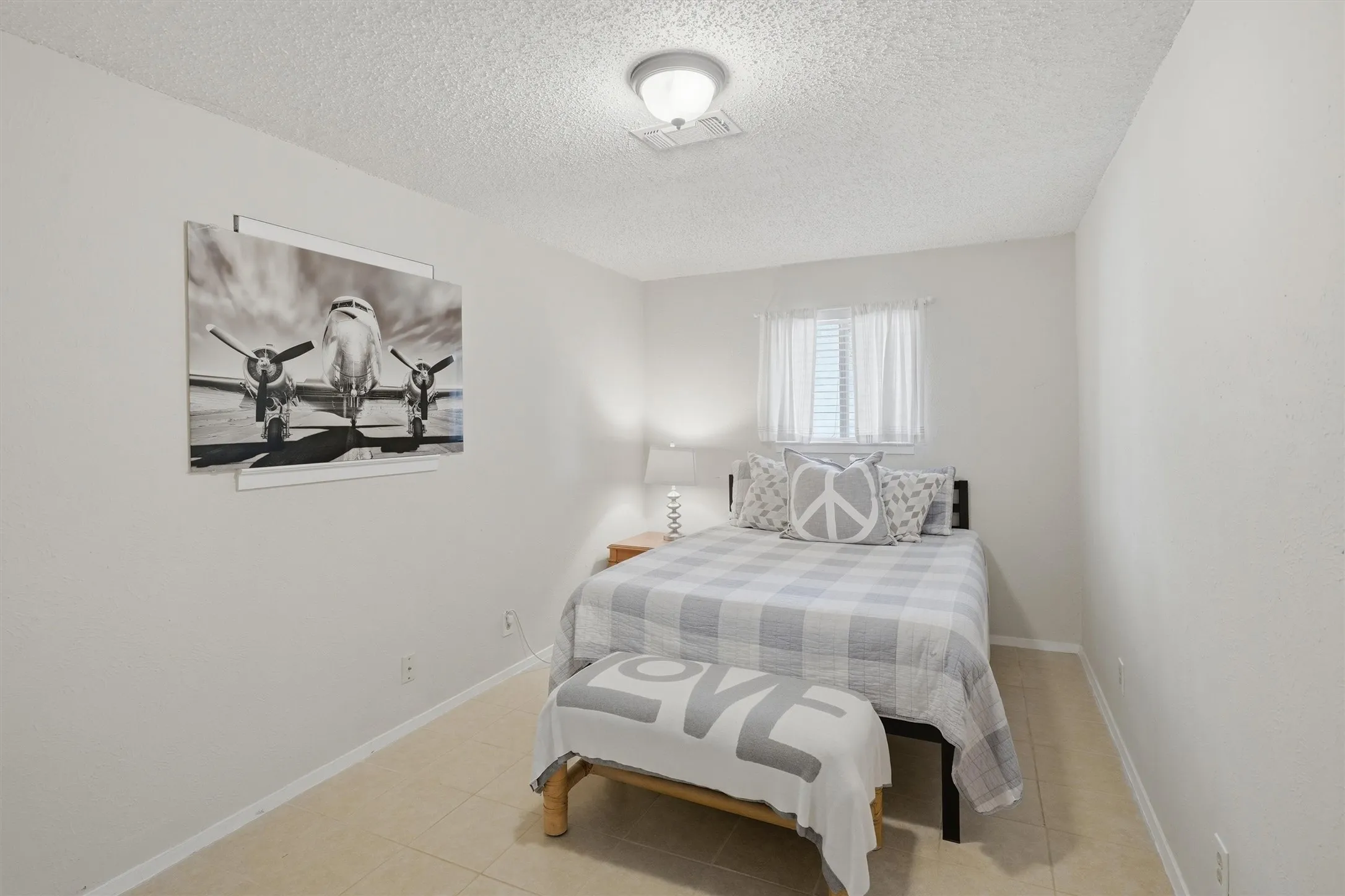 Single Family Residence For Sale in Hood County , 5106 Gibson Court, Granbury, Texas 76049, 3 Bedroom, 2 Bathroom, 2 Garage spaces, 2,712 Sqft, built in 1978, Preowned, mls#21233281, Real Estate Agent in Granbury, Homes For Sale in Hood county, Homes For Sale in Granbury, Realtor in Granbury Texas, Real Estate Brokerage Independent Realty Texas, Luminita Cordes Realtor