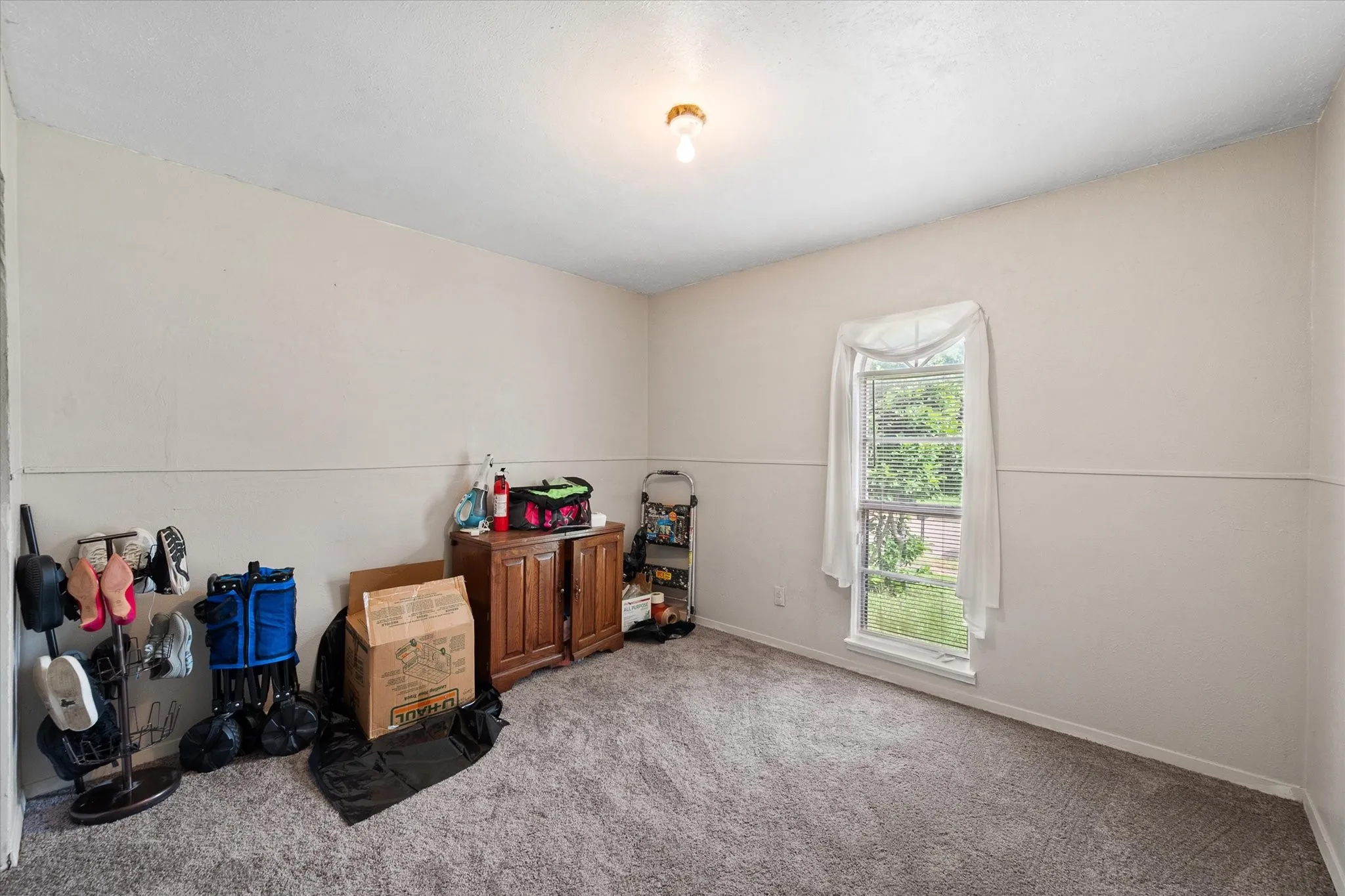 Single Family Residence For Sale in Dallas County , 609 Columbine Lane, Grand Prairie, Texas 75052, 3 Bedrooms, 2 Bathrooms, Garage spaces, 1,530 Sqft, built in 1973, Price $284,999, mls#21253402, Real Estate Agent in Grand Prairie, Homes For Sale in Dallas county, Homes For Sale in Grand Prairie, Realtor in Grand Prairie Texas, Real Estate Brokerage Independent Realty Texas, Luminita Cordes Realtor