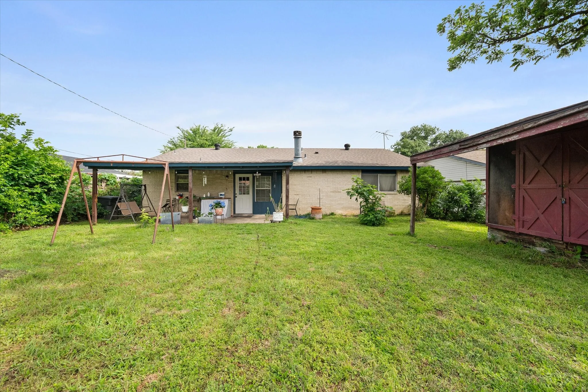 Single Family Residence For Sale in Dallas County , 609 Columbine Lane, Grand Prairie, Texas 75052, 3 Bedrooms, 2 Bathrooms, Garage spaces, 1,530 Sqft, built in 1973, Price $284,999, mls#21253402, Real Estate Agent in Grand Prairie, Homes For Sale in Dallas county, Homes For Sale in Grand Prairie, Realtor in Grand Prairie Texas, Real Estate Brokerage Independent Realty Texas, Luminita Cordes Realtor