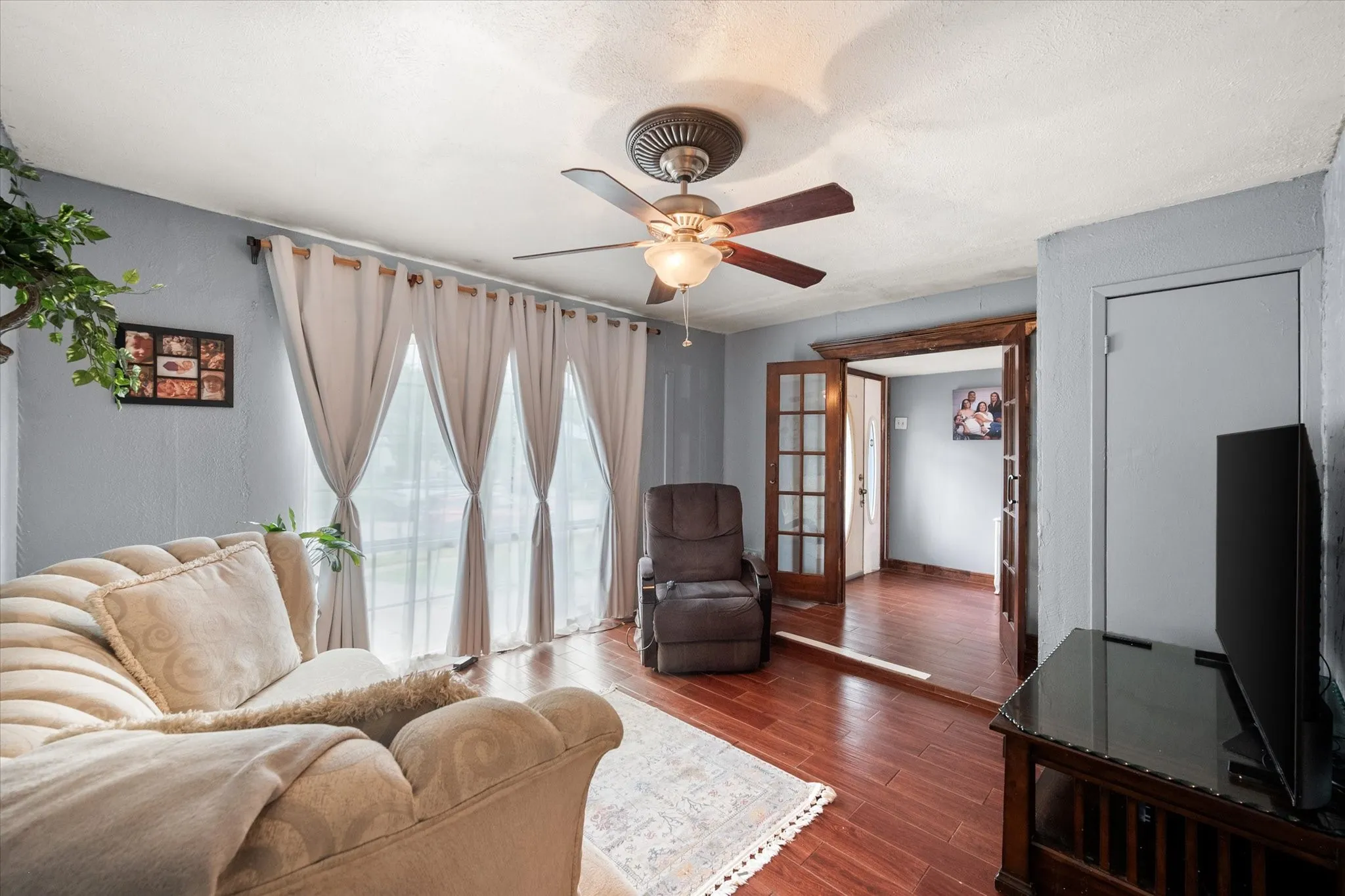 Single Family Residence For Sale in Dallas County , 609 Columbine Lane, Grand Prairie, Texas 75052, 3 Bedrooms, 2 Bathrooms, Garage spaces, 1,530 Sqft, built in 1973, Price $284,999, mls#21253402, Real Estate Agent in Grand Prairie, Homes For Sale in Dallas county, Homes For Sale in Grand Prairie, Realtor in Grand Prairie Texas, Real Estate Brokerage Independent Realty Texas, Luminita Cordes Realtor