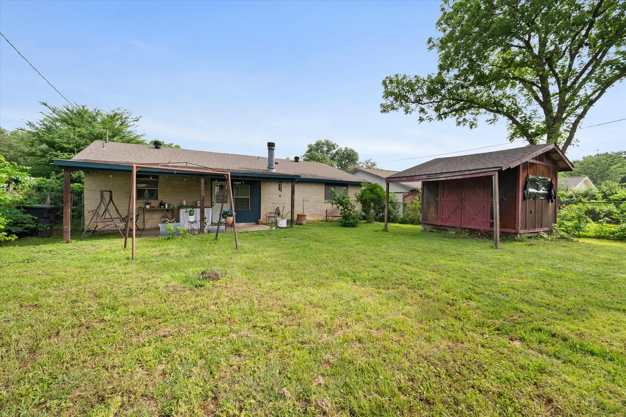 Single Family Residence For Sale in Dallas County , 609 Columbine Lane, Grand Prairie, Texas 75052, 3 Bedrooms, 2 Bathrooms, Garage spaces, 1,530 Sqft, built in 1973, Price $284,999, mls#21253402, Real Estate Agent in Grand Prairie, Homes For Sale in Dallas county, Homes For Sale in Grand Prairie, Realtor in Grand Prairie Texas, Real Estate Brokerage Independent Realty Texas, Luminita Cordes Realtor