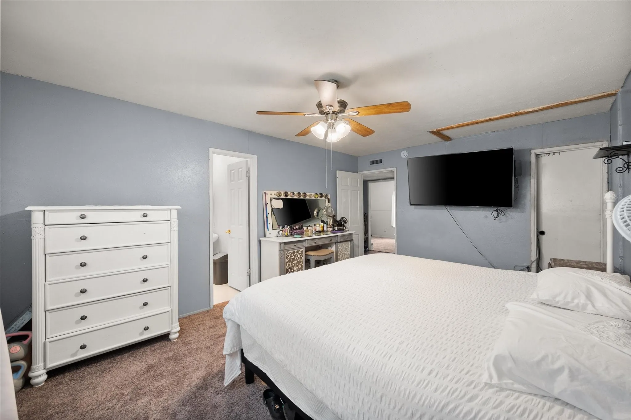 Single Family Residence For Sale in Dallas County , 609 Columbine Lane, Grand Prairie, Texas 75052, 3 Bedrooms, 2 Bathrooms, Garage spaces, 1,530 Sqft, built in 1973, Price $284,999, mls#21253402, Real Estate Agent in Grand Prairie, Homes For Sale in Dallas county, Homes For Sale in Grand Prairie, Realtor in Grand Prairie Texas, Real Estate Brokerage Independent Realty Texas, Luminita Cordes Realtor