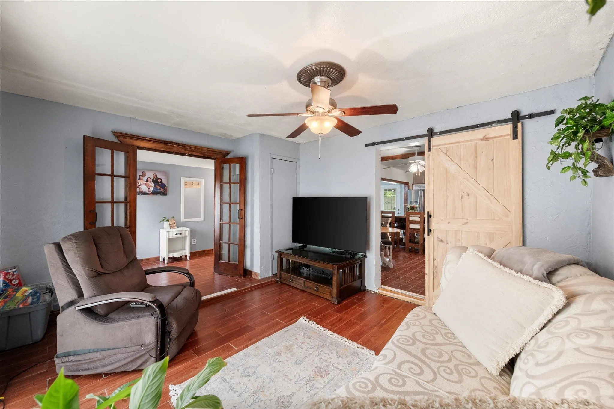 Single Family Residence For Sale in Dallas County , 609 Columbine Lane, Grand Prairie, Texas 75052, 3 Bedrooms, 2 Bathrooms, Garage spaces, 1,530 Sqft, built in 1973, Price $284,999, mls#21253402, Real Estate Agent in Grand Prairie, Homes For Sale in Dallas county, Homes For Sale in Grand Prairie, Realtor in Grand Prairie Texas, Real Estate Brokerage Independent Realty Texas, Luminita Cordes Realtor