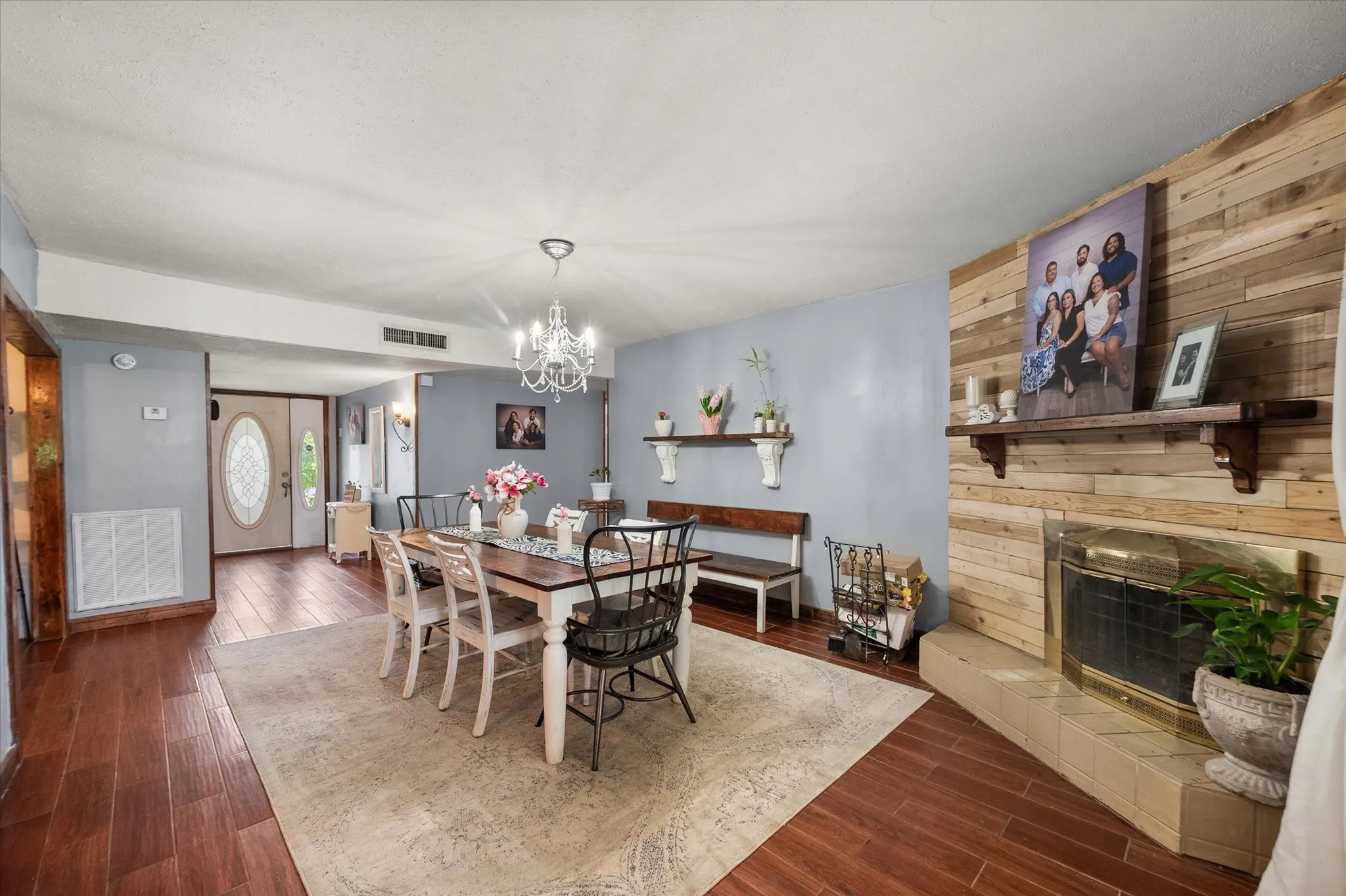 Single Family Residence For Sale in Dallas County , 609 Columbine Lane, Grand Prairie, Texas 75052, 3 Bedrooms, 2 Bathrooms, Garage spaces, 1,530 Sqft, built in 1973, Price $284,999, mls#21253402, Real Estate Agent in Grand Prairie, Homes For Sale in Dallas county, Homes For Sale in Grand Prairie, Realtor in Grand Prairie Texas, Real Estate Brokerage Independent Realty Texas, Luminita Cordes Realtor
