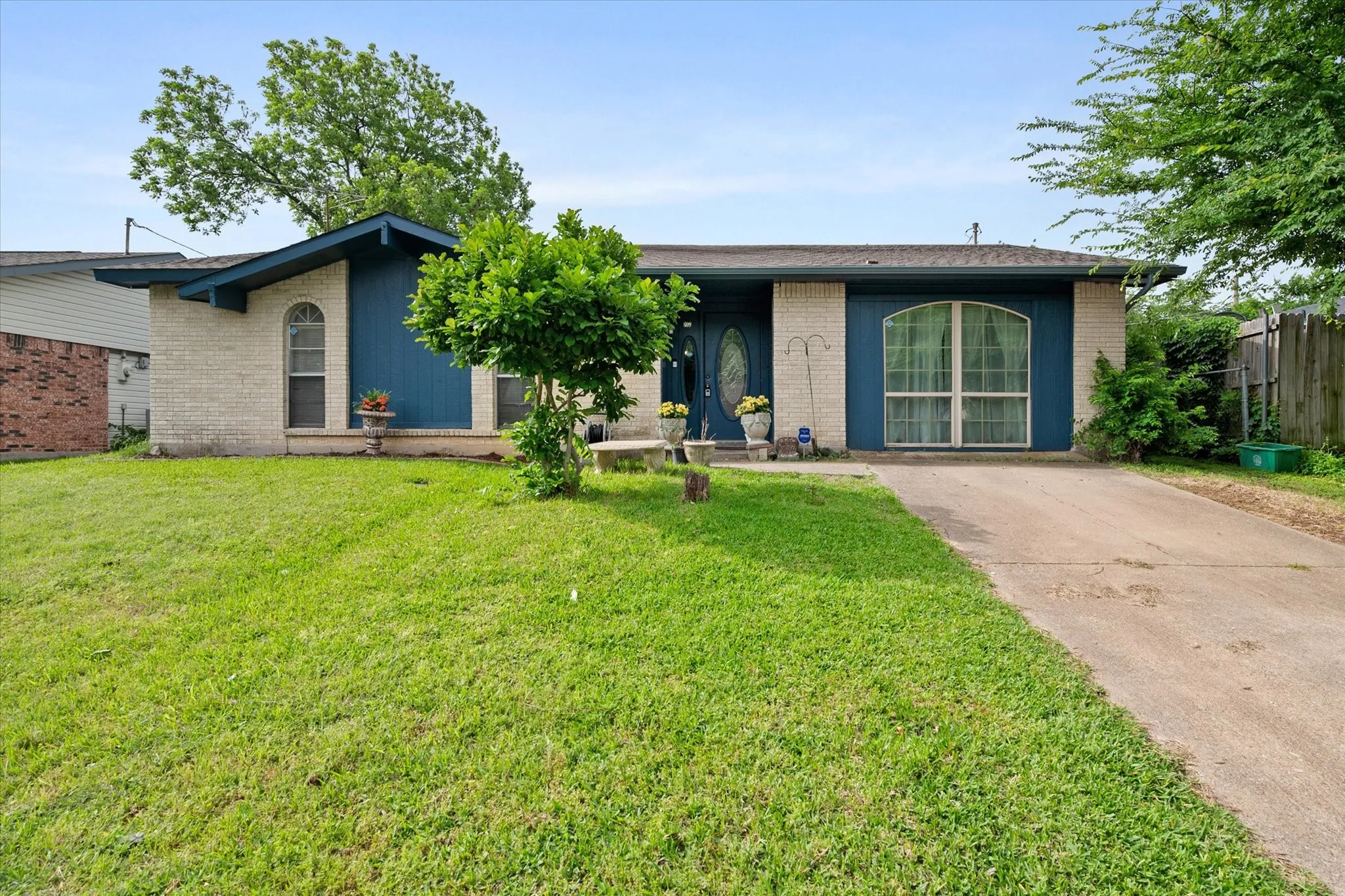 Single Family Residence For Sale in Dallas County , 609 Columbine Lane, Grand Prairie, Texas 75052, 3 Bedrooms, 2 Bathrooms, Garage spaces, 1,530 Sqft, built in 1973, Price $284,999, mls#21253402, Real Estate Agent in Grand Prairie, Homes For Sale in Dallas county, Homes For Sale in Grand Prairie, Realtor in Grand Prairie Texas, Real Estate Brokerage Independent Realty Texas, Luminita Cordes Realtor